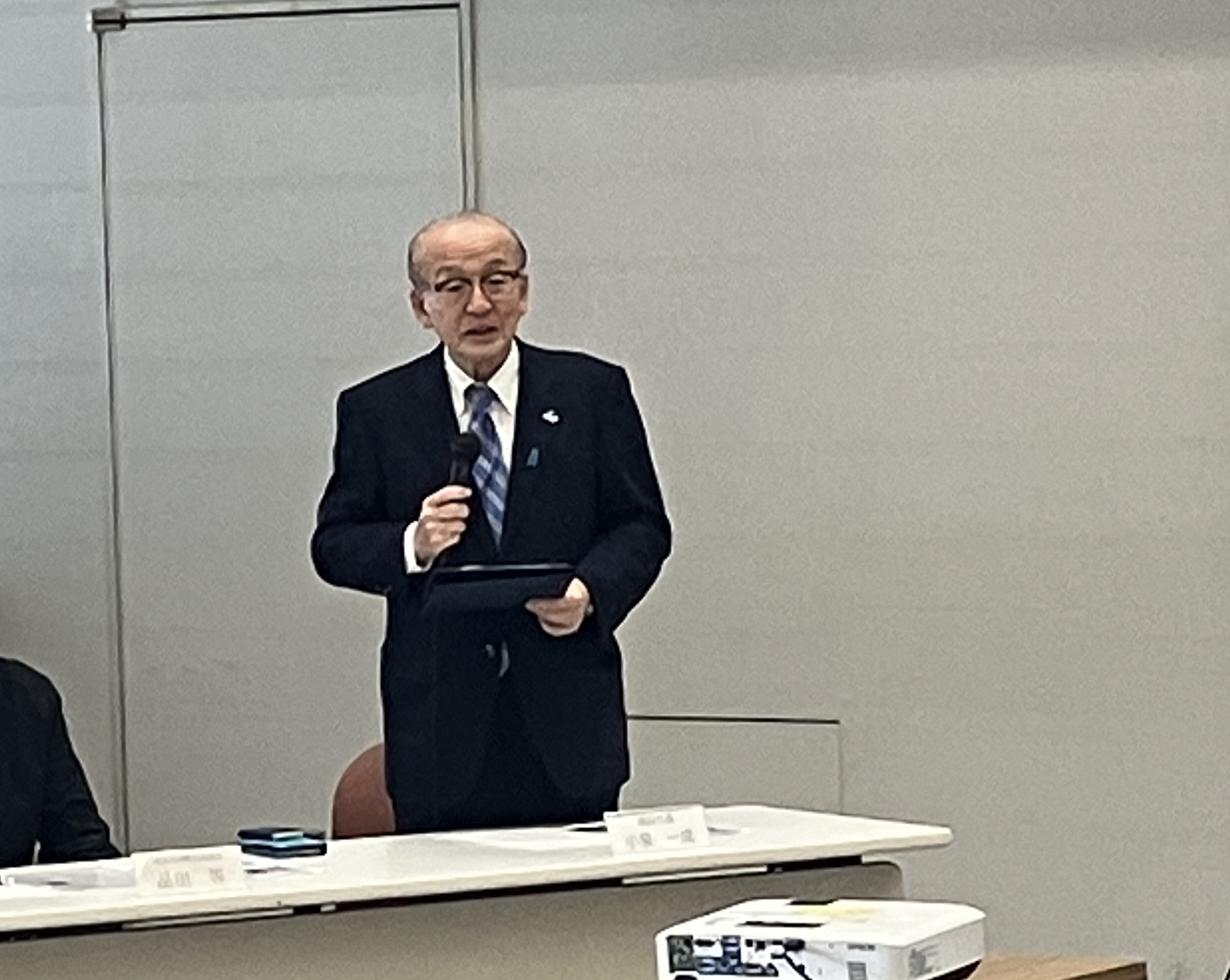 市長が挨拶する様子。