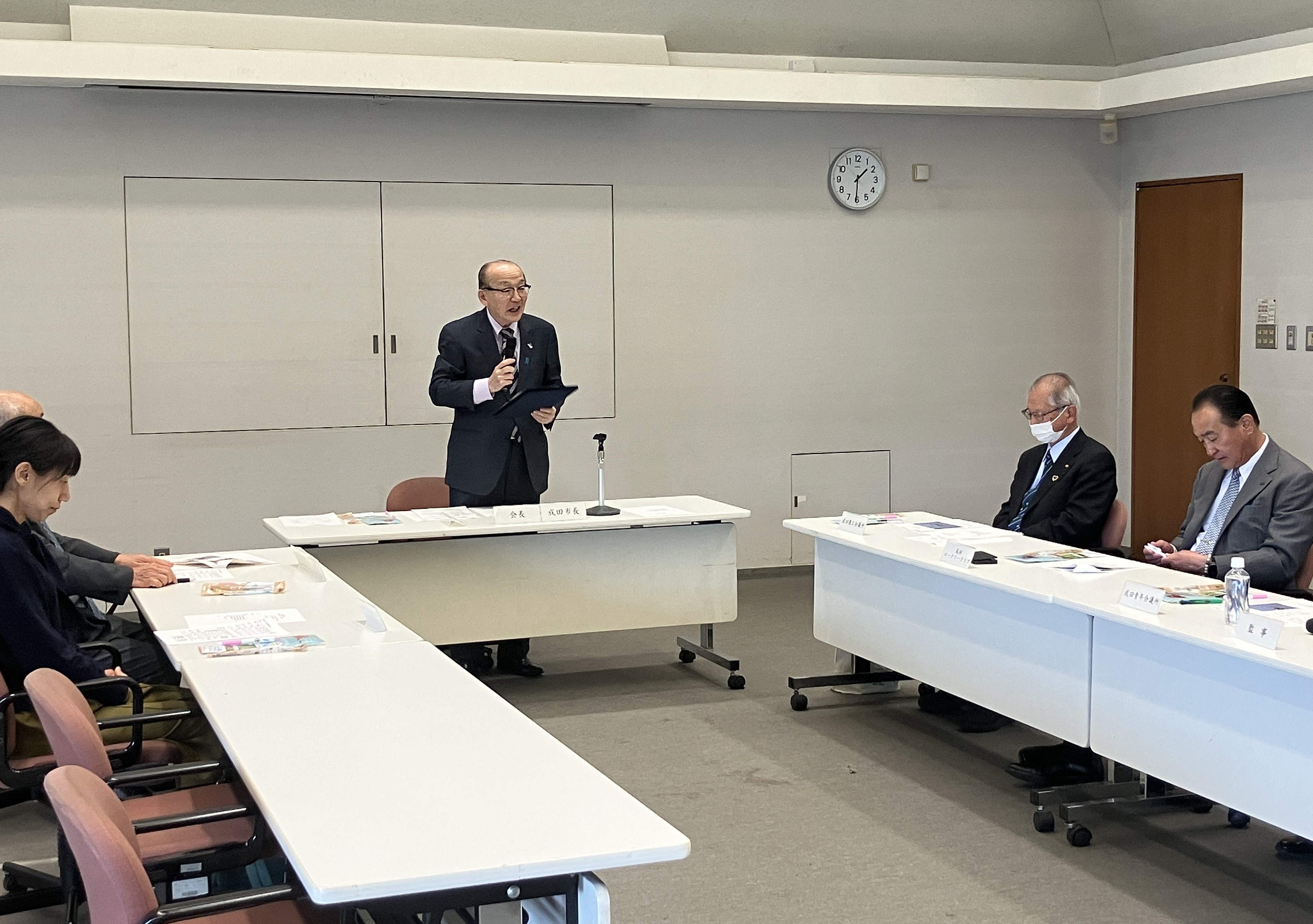 市長が挨拶する様子。