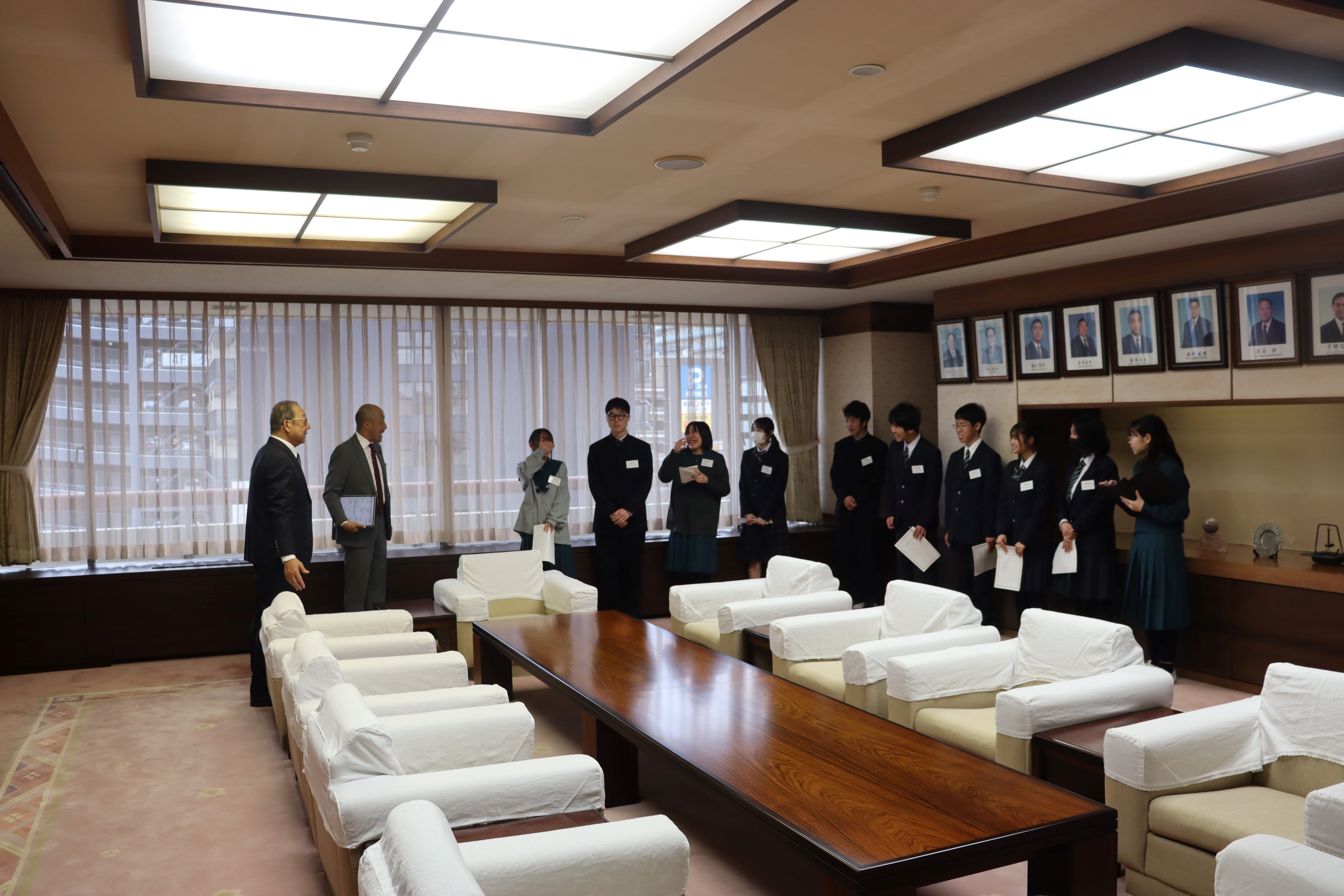 正副議長応接室を見学する高校生