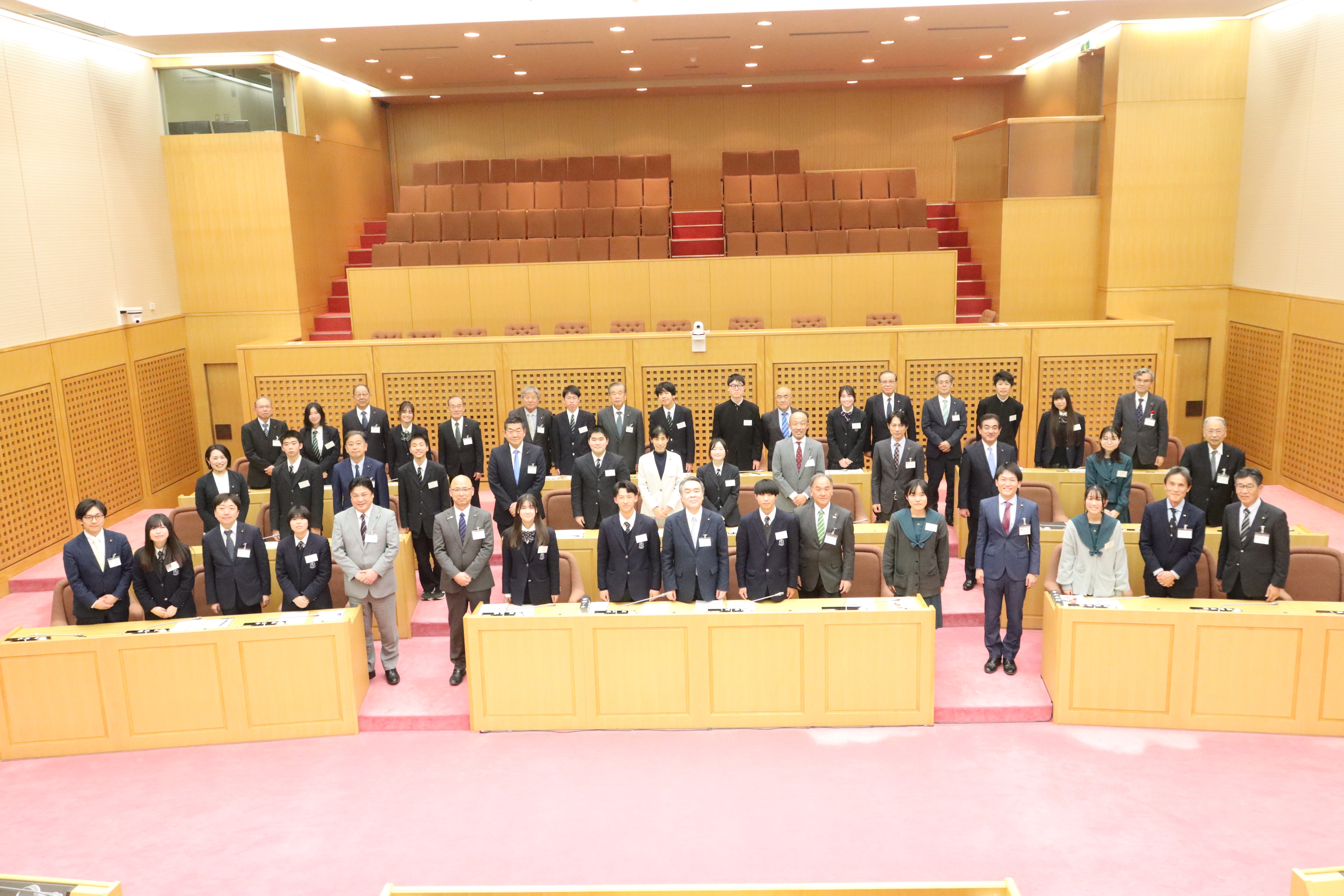 議員と高校生の集合写真