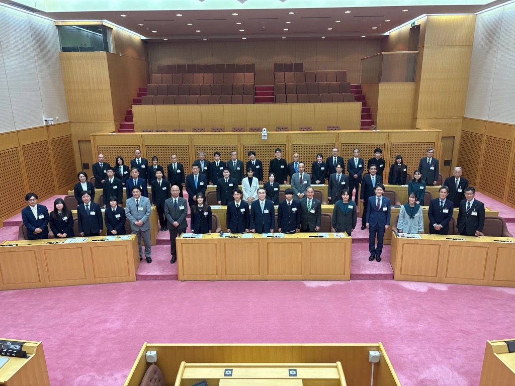 議員と高校生との集合写真