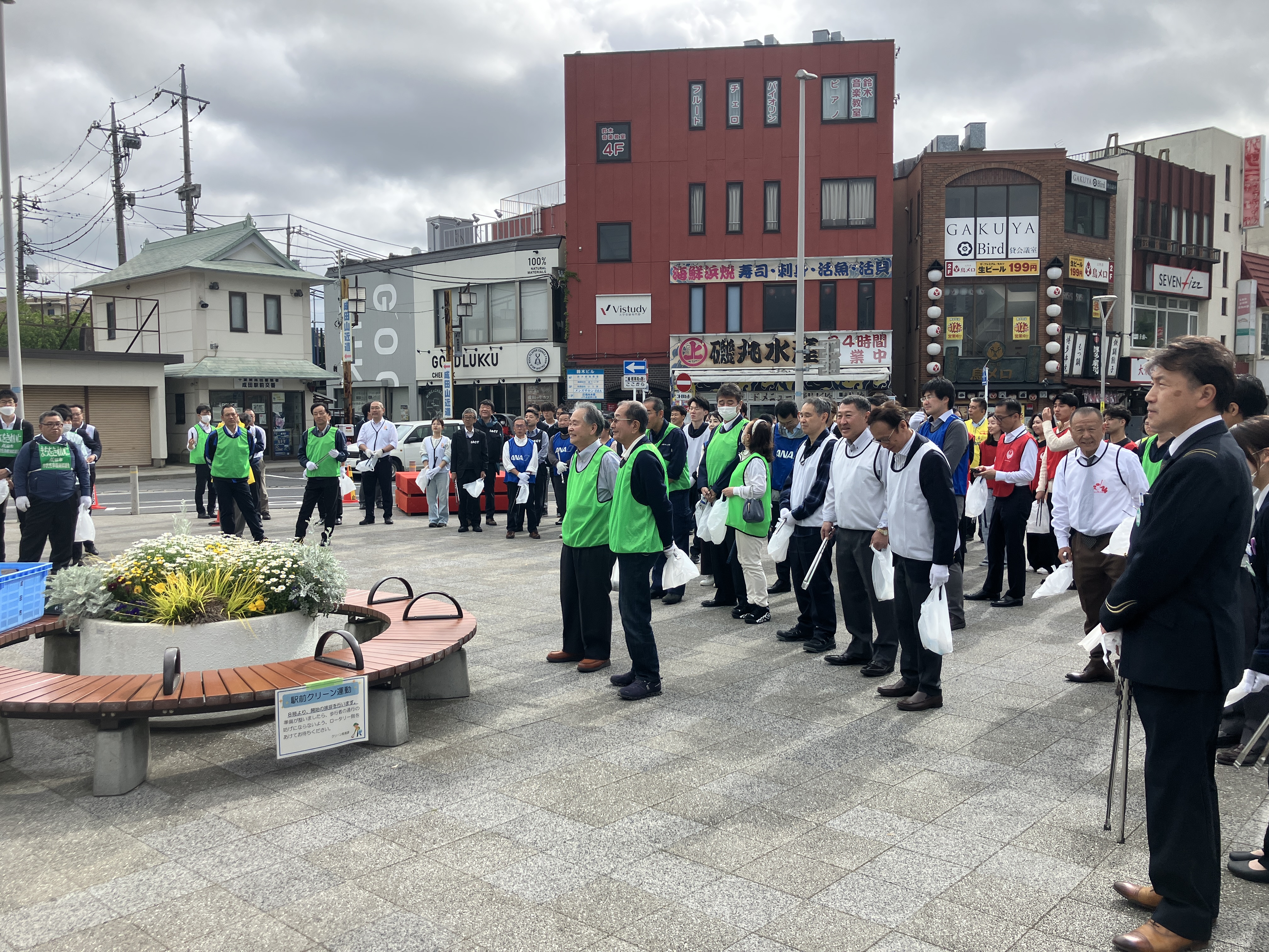 JR成田駅前に集まる大勢の参加者