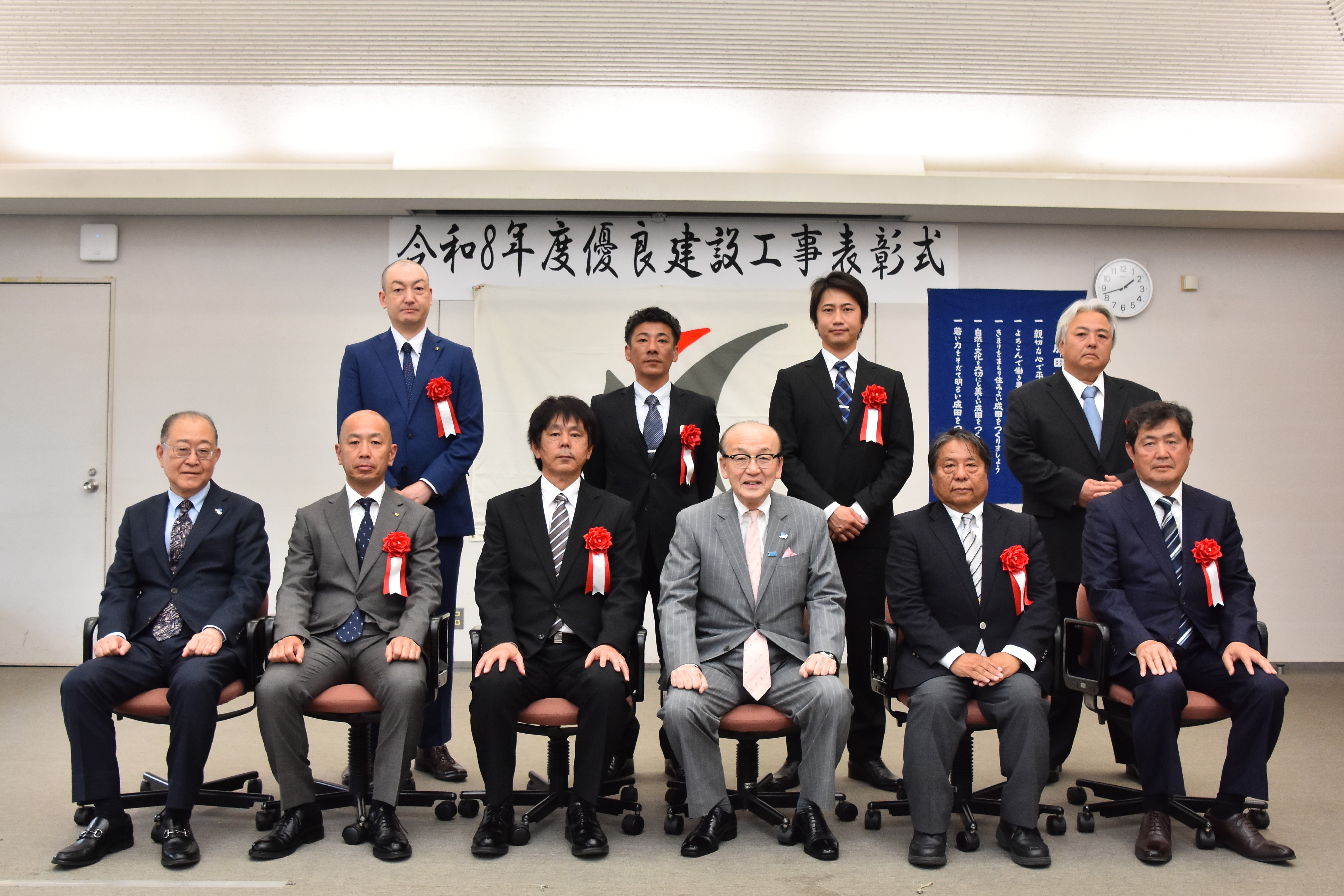 受賞者の皆さんと記念撮影する市長