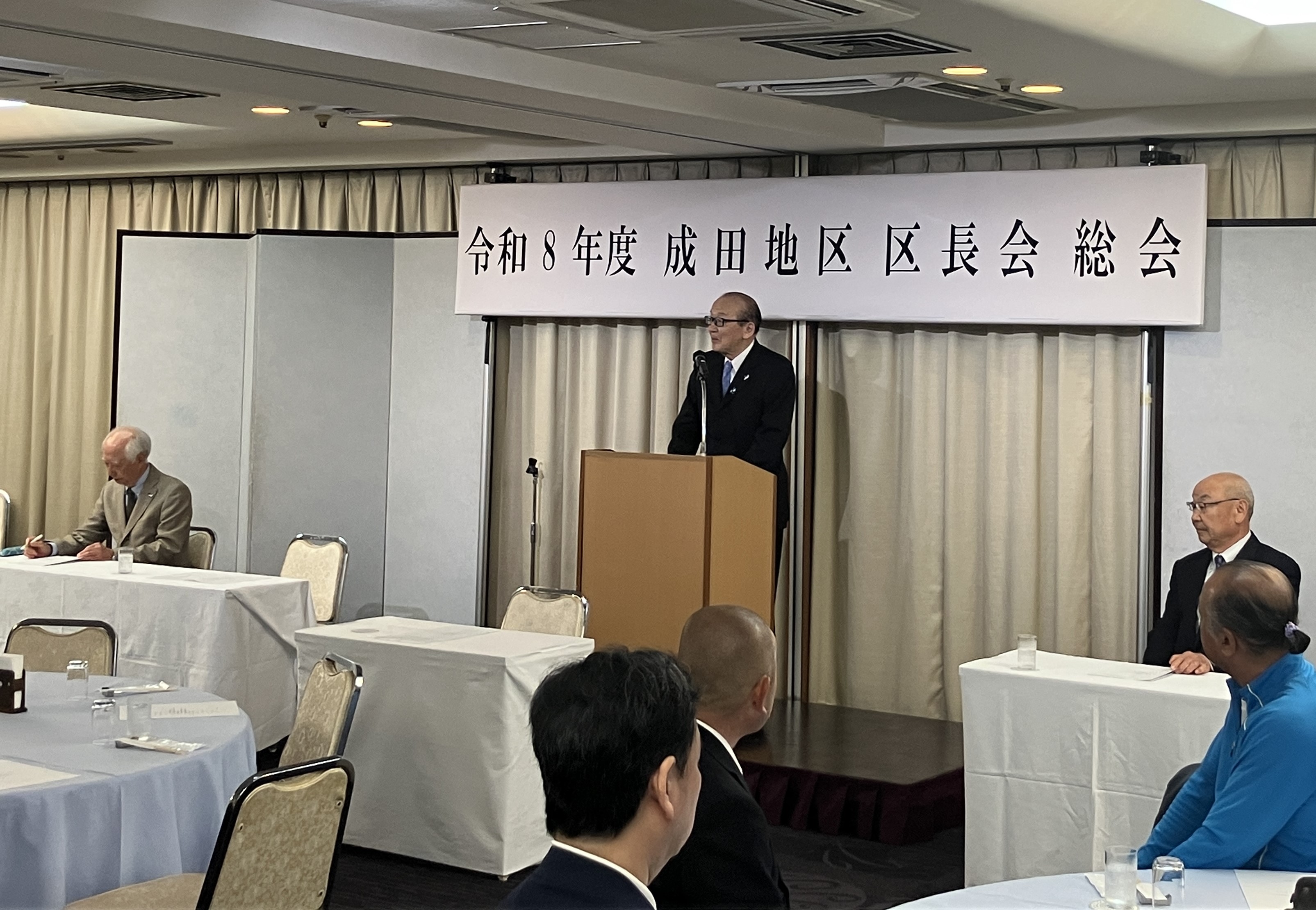 総会で挨拶する市長
