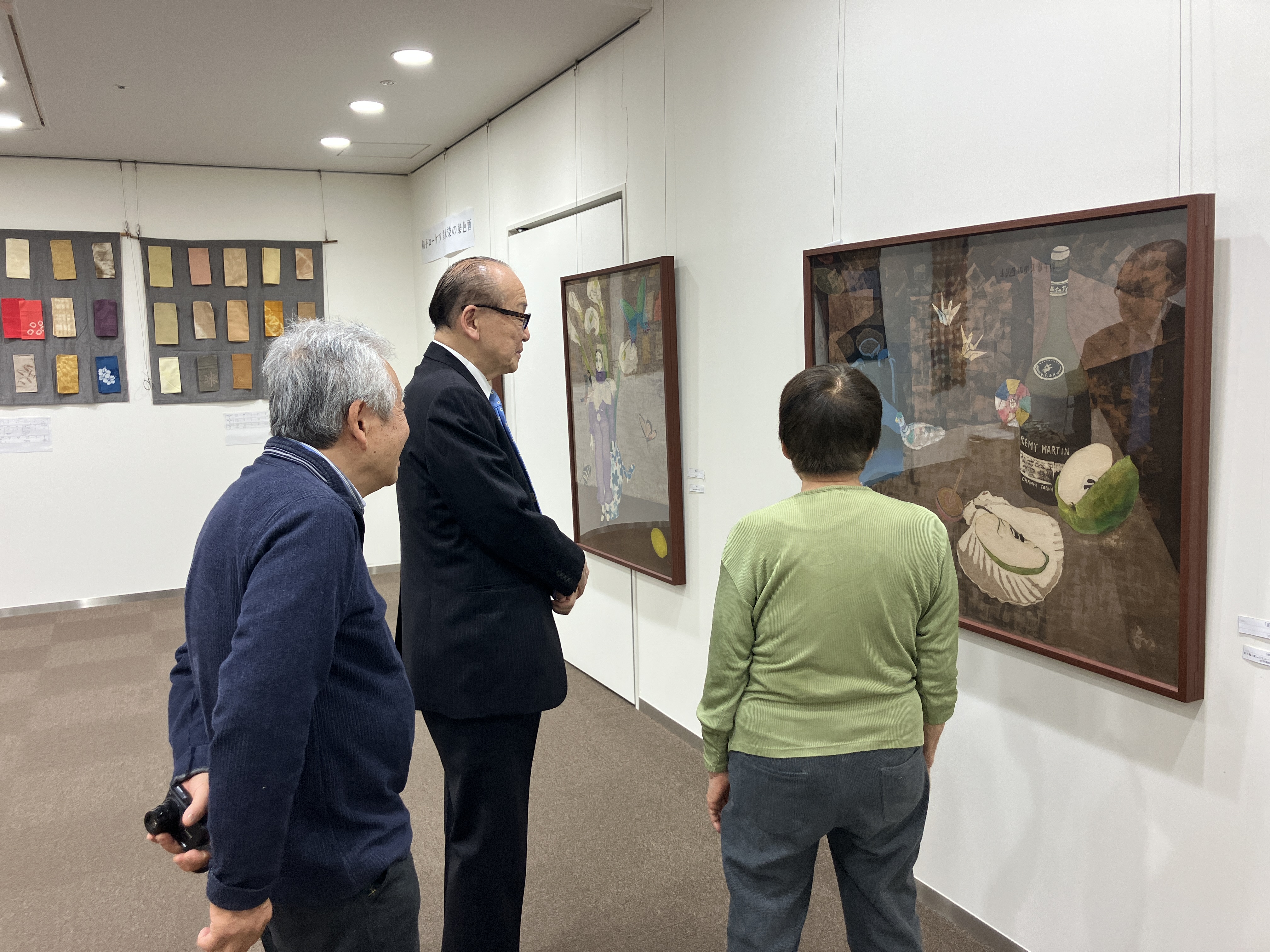 魅力的な作品を鑑賞する市長