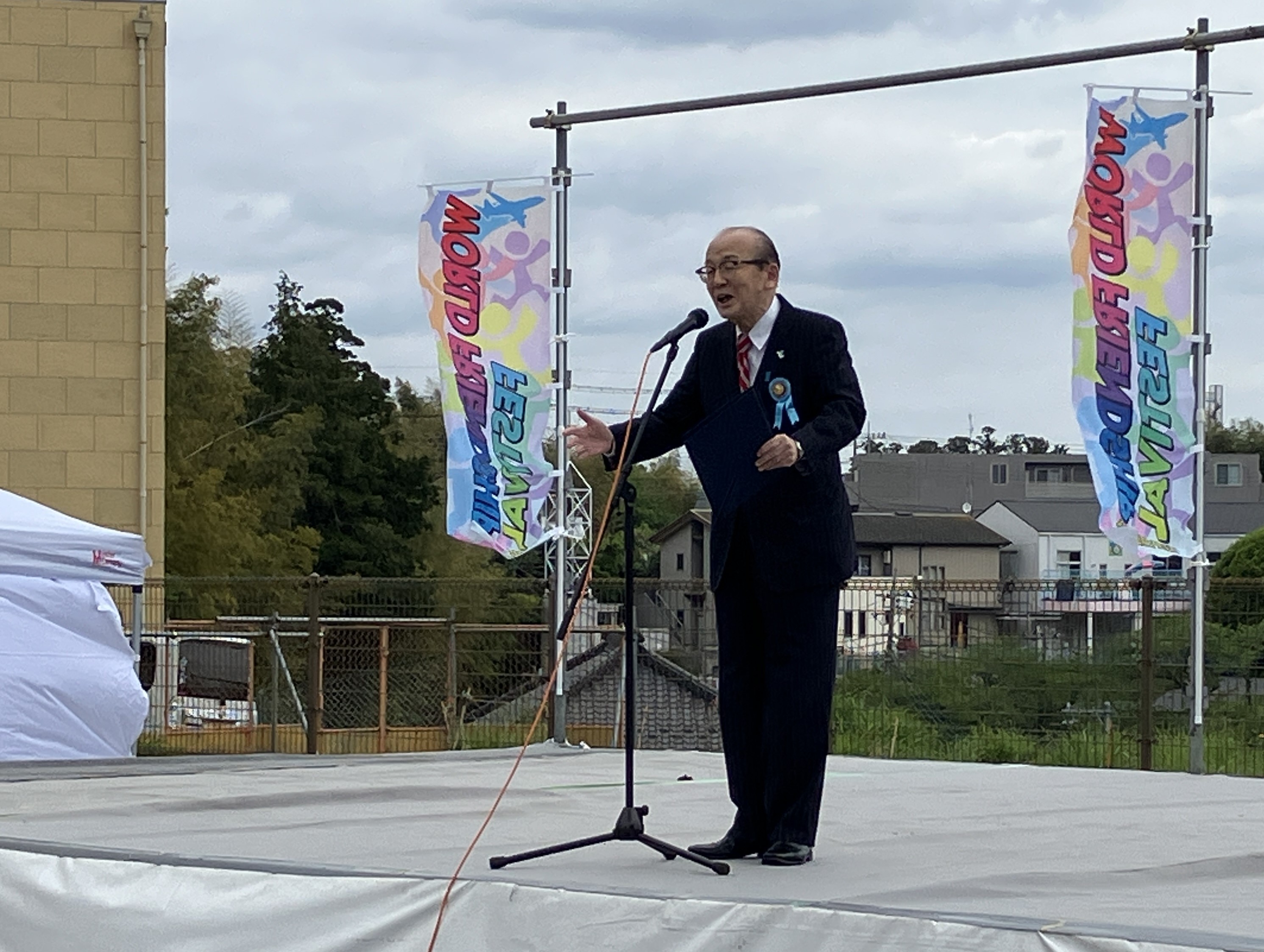 スピーチする市長