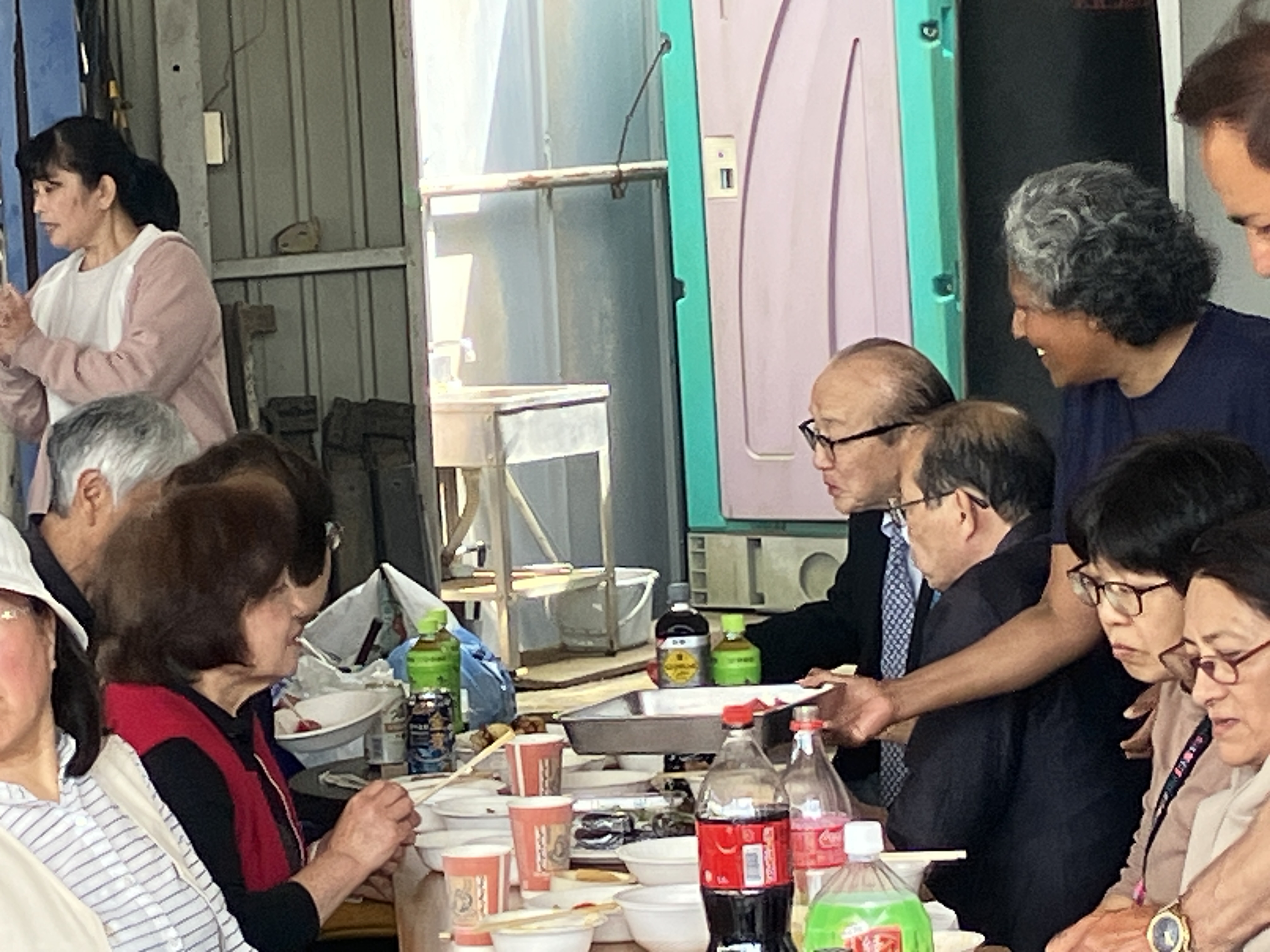 大勢の市民や学校関係者の皆さんと交流する市長