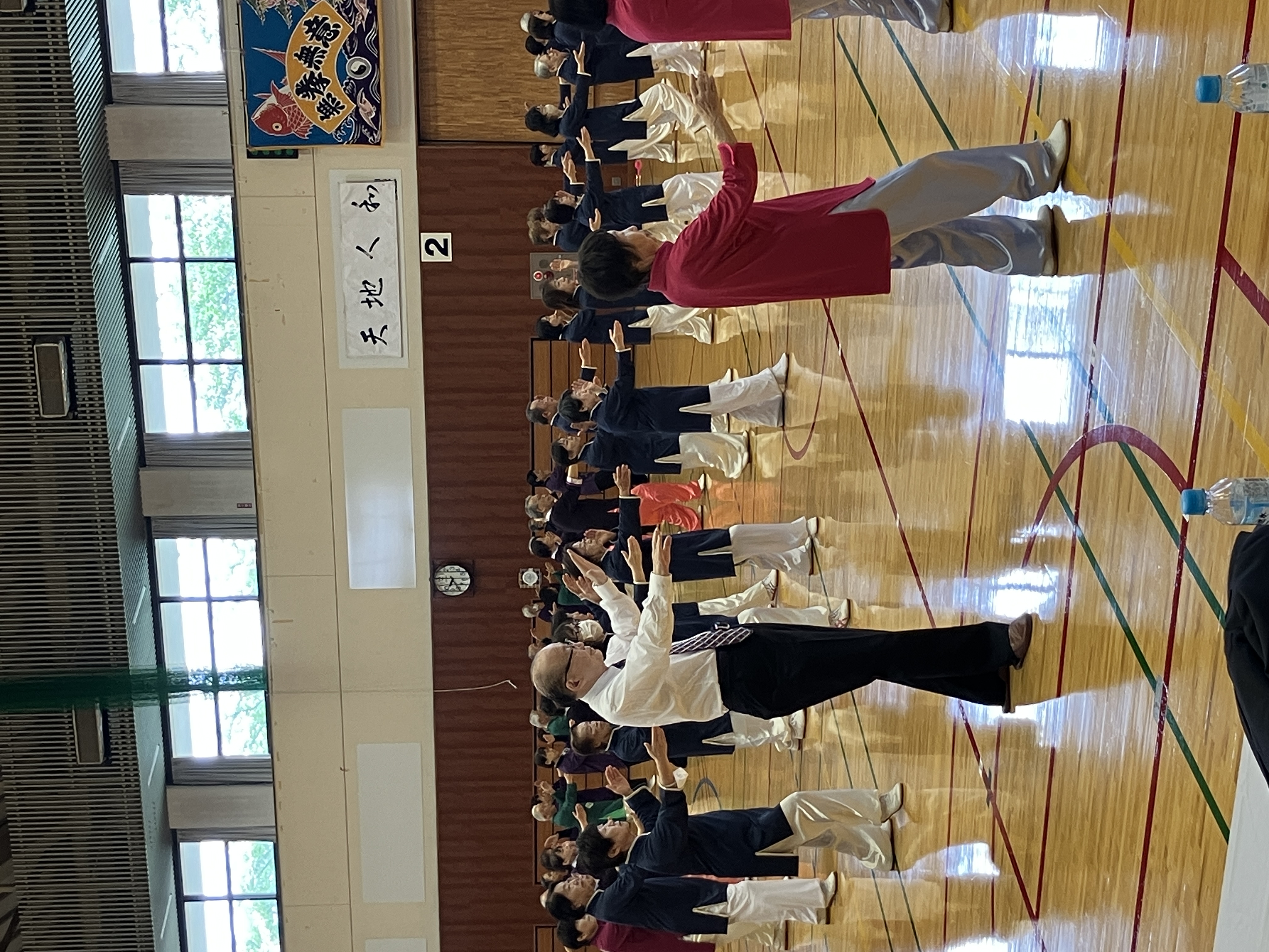 市長が太極拳を体験する様子
