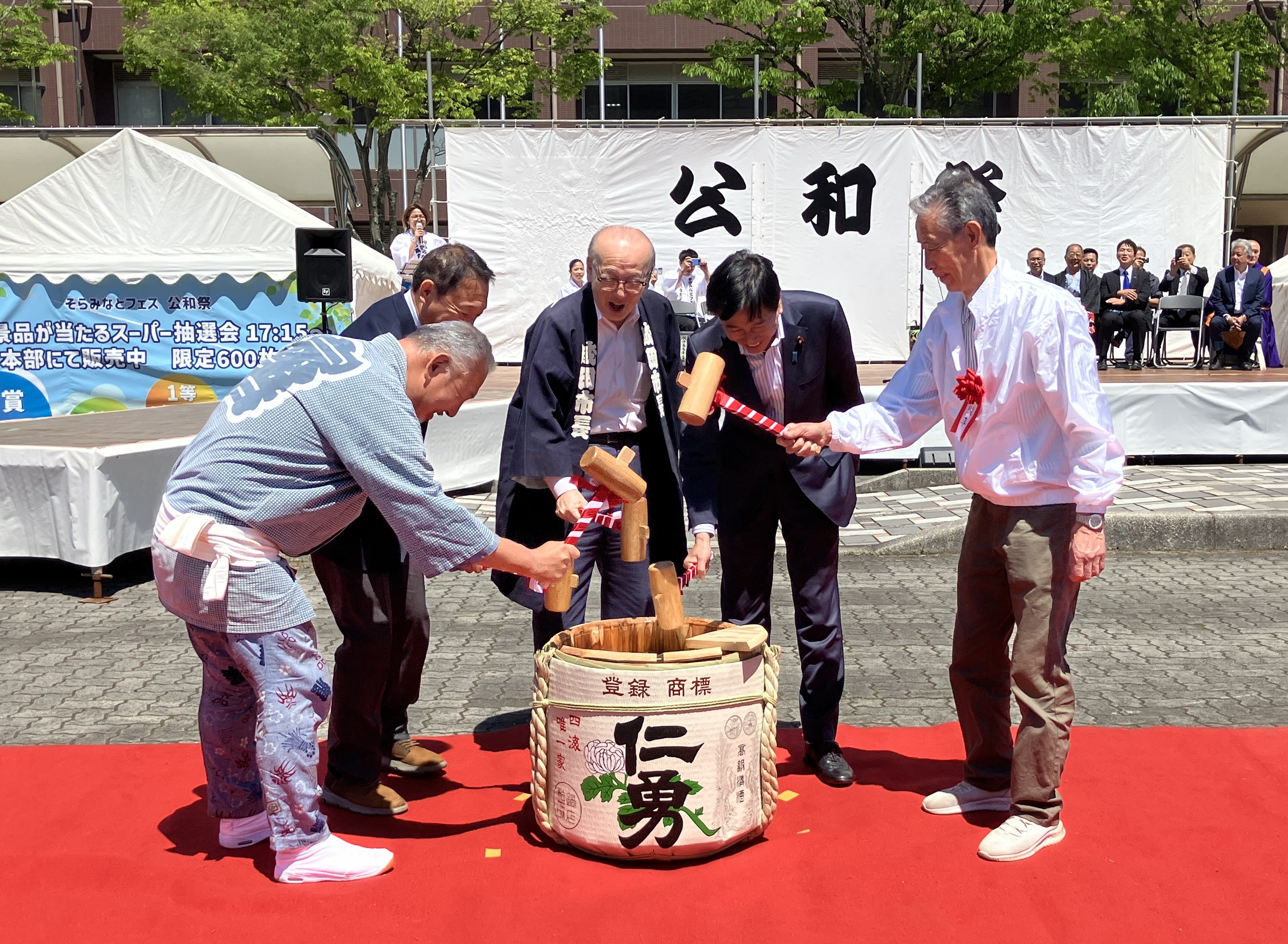 鏡開きを行う市長