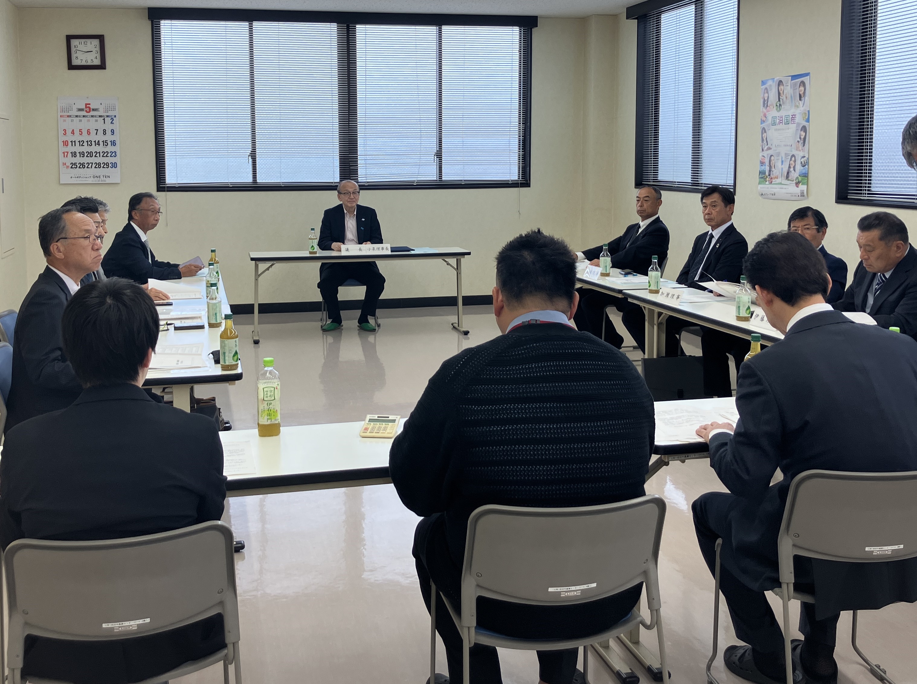 議事進行を務める市長