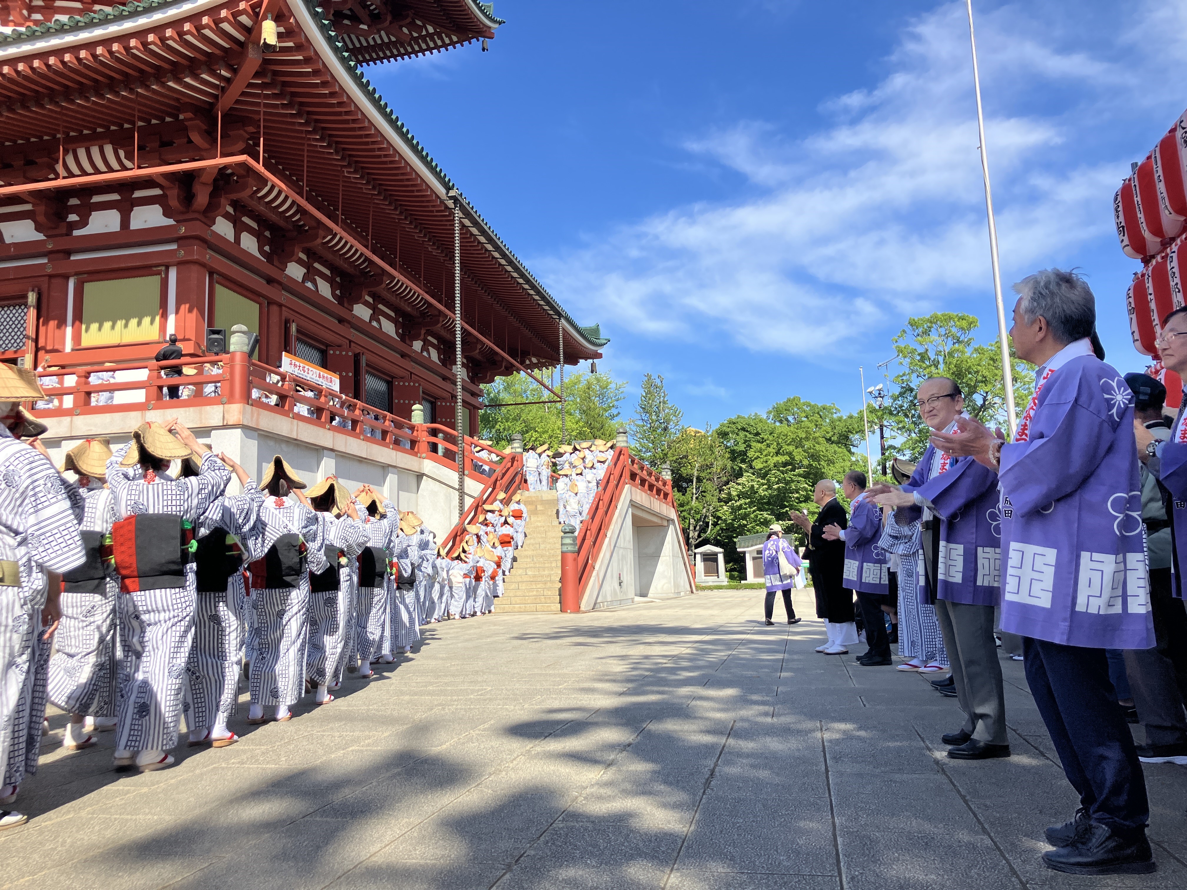 市長が奉納総踊りを見学する様子