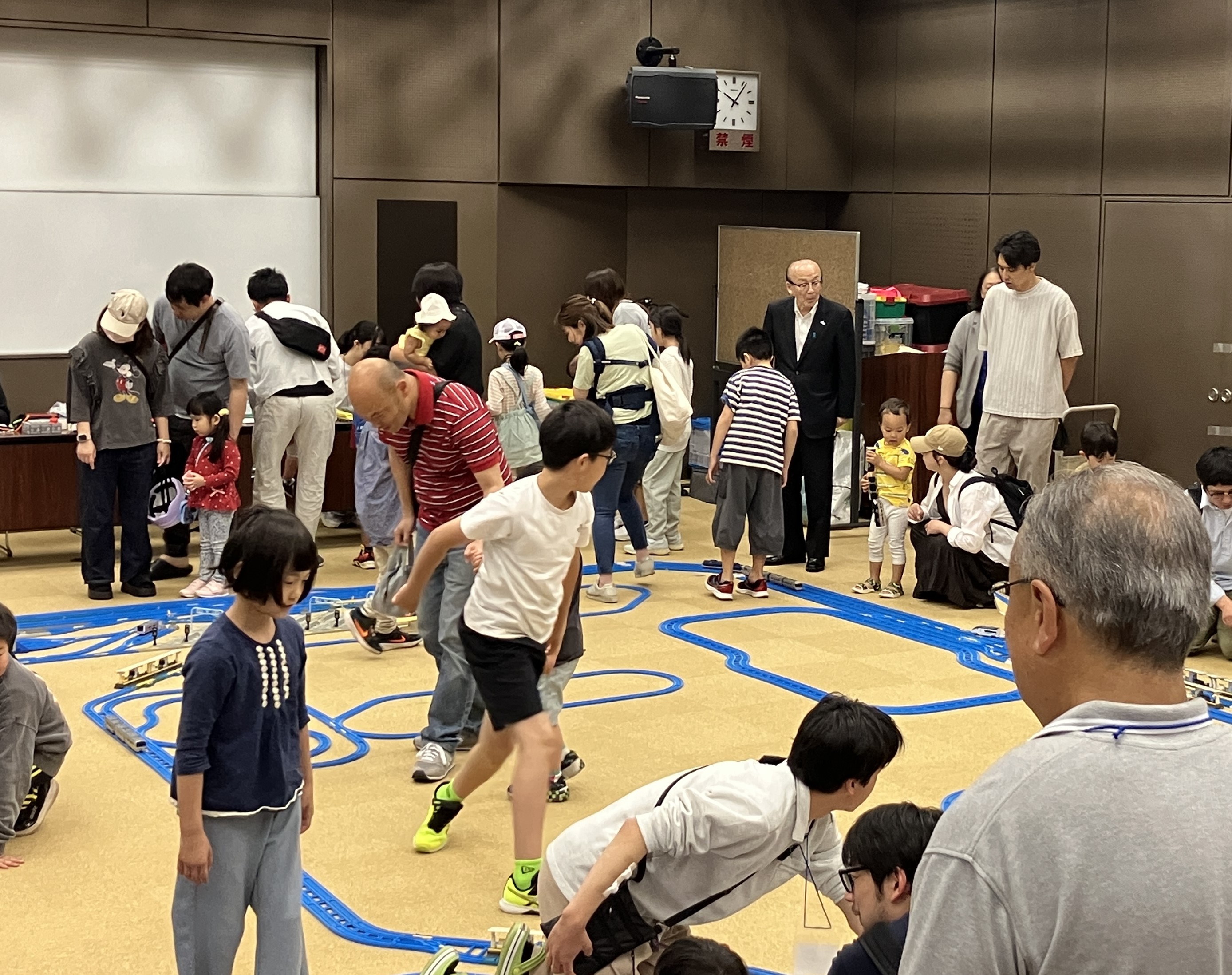記念イベントを視察する市長