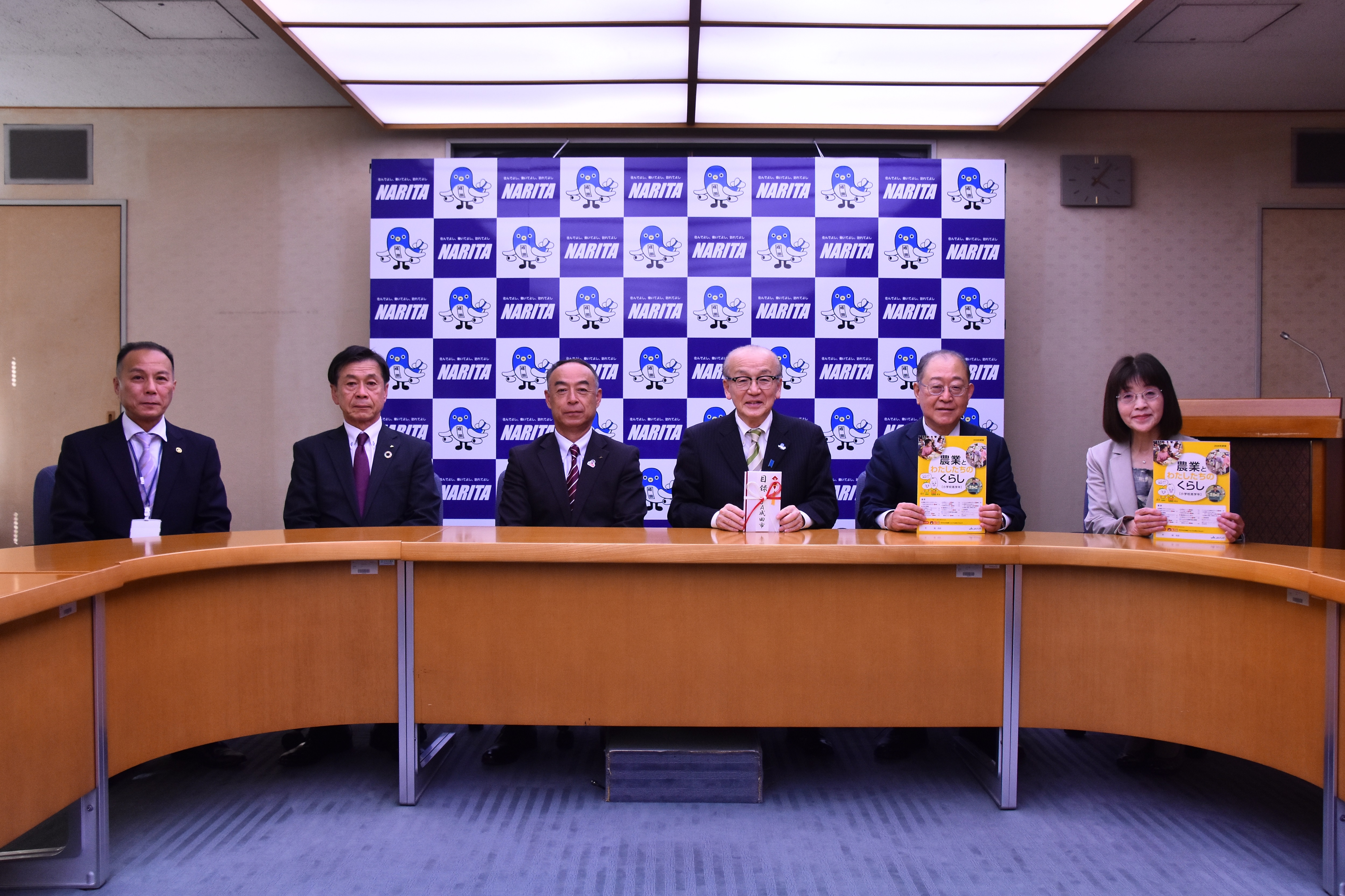 令和8年4月16日に開催されたなりた農業協同組合との贈呈式の様子