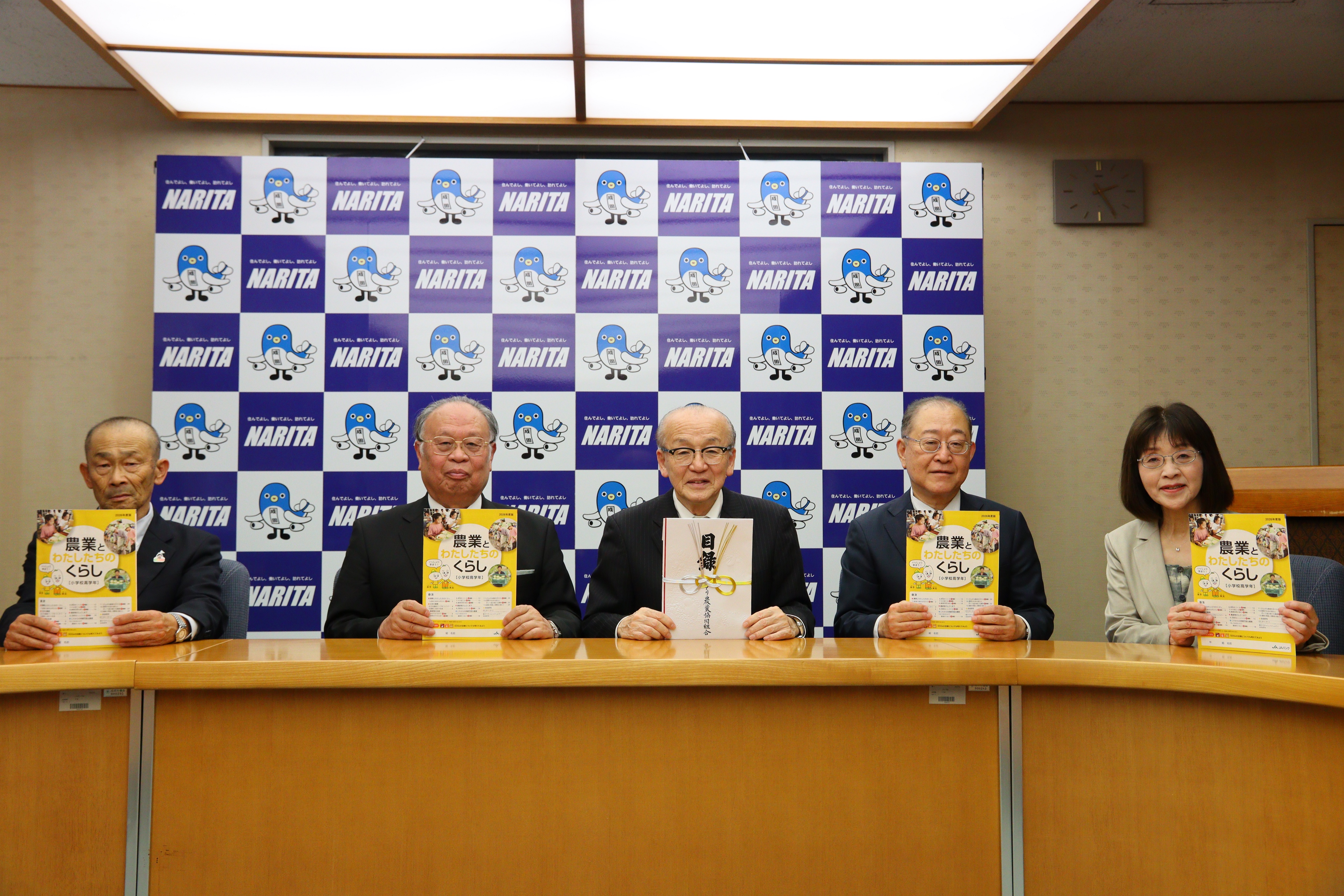 令和8年4月16日に開催されたかとり農業協同組合との贈呈式の様子