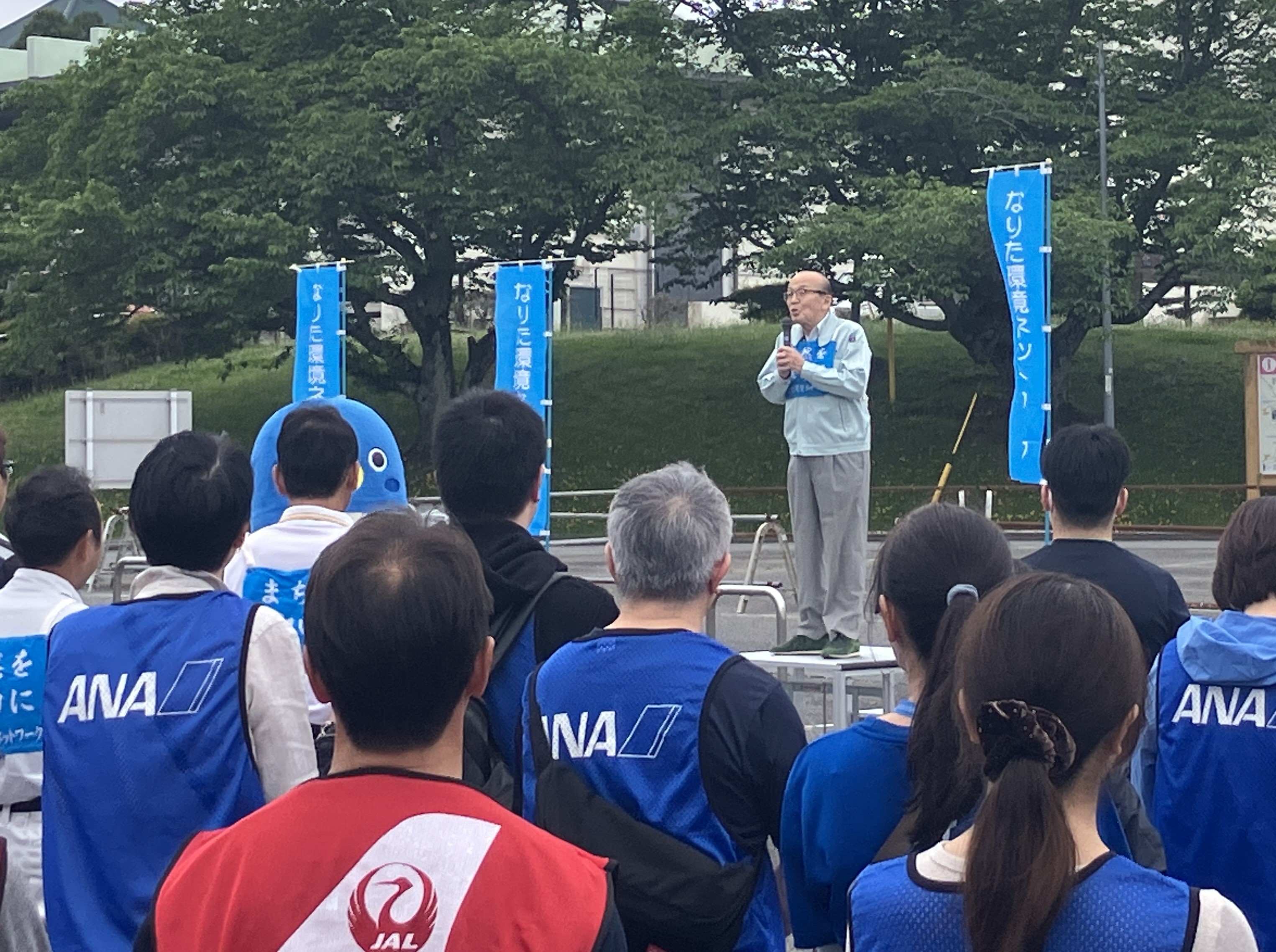 美化活動で挨拶する市長