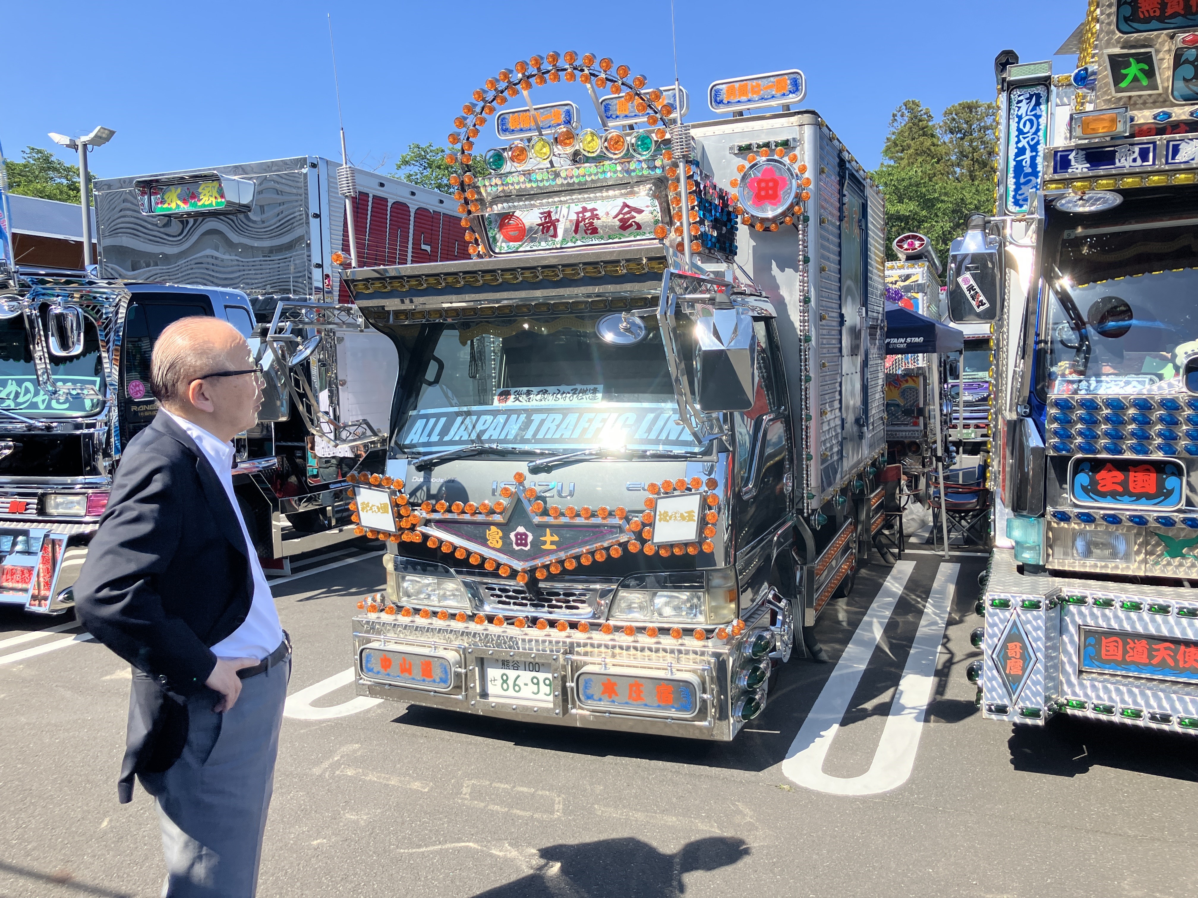 トラックを見学する市長