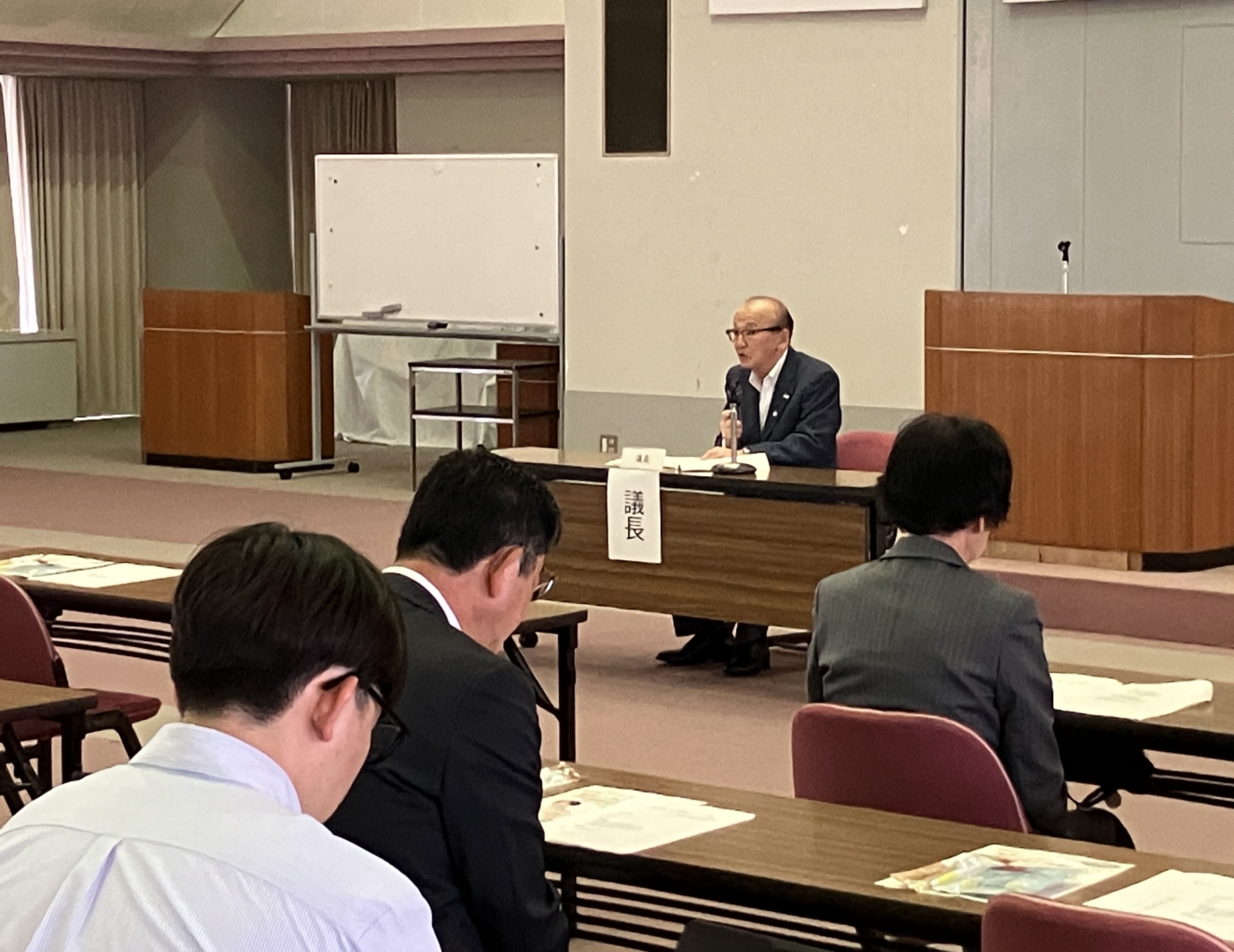 議事進行を行う市長