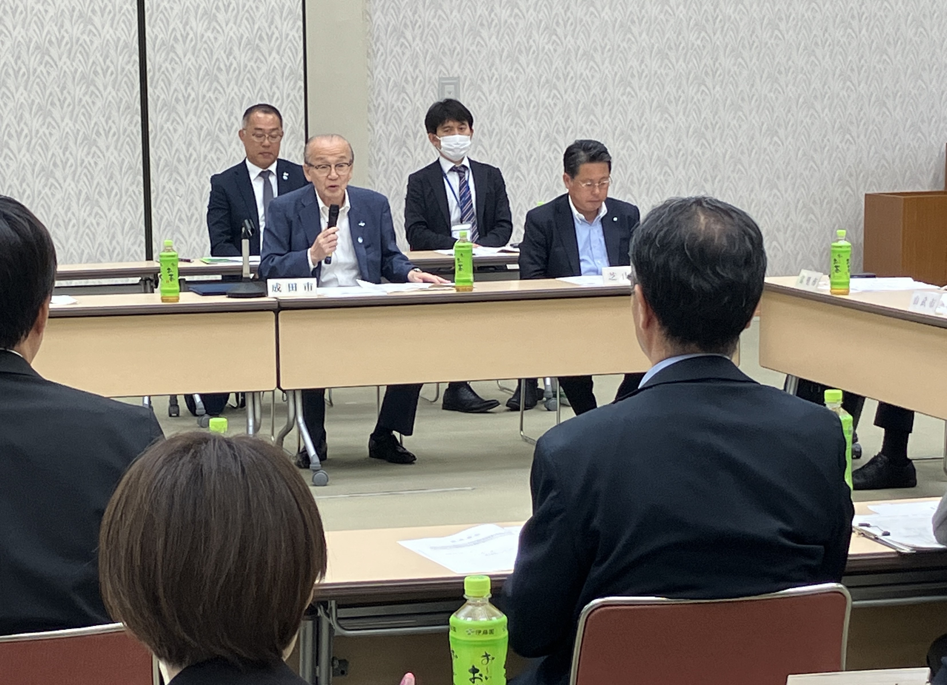 議事進行を行う市長