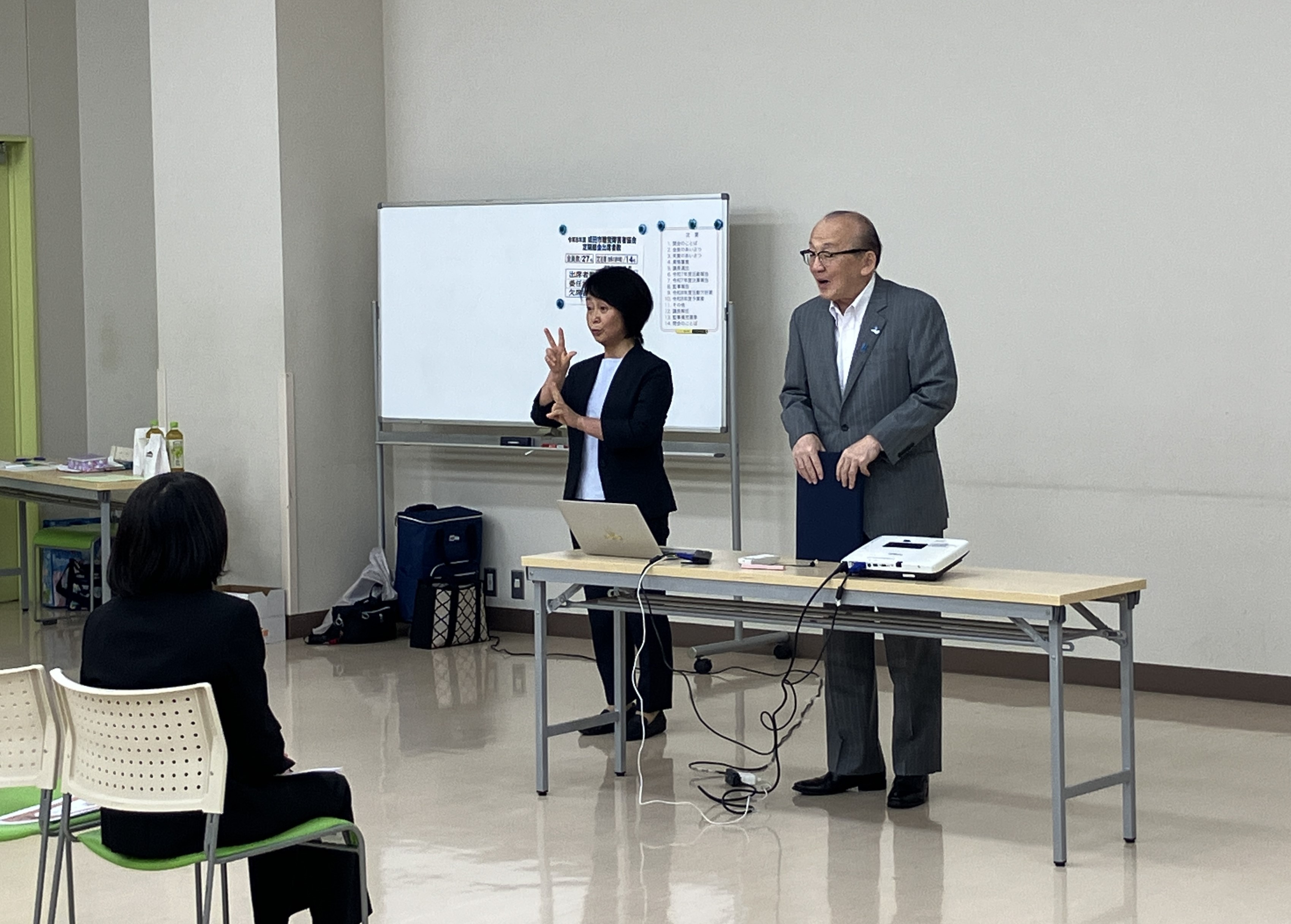 手話通訳者の隣で挨拶する市長