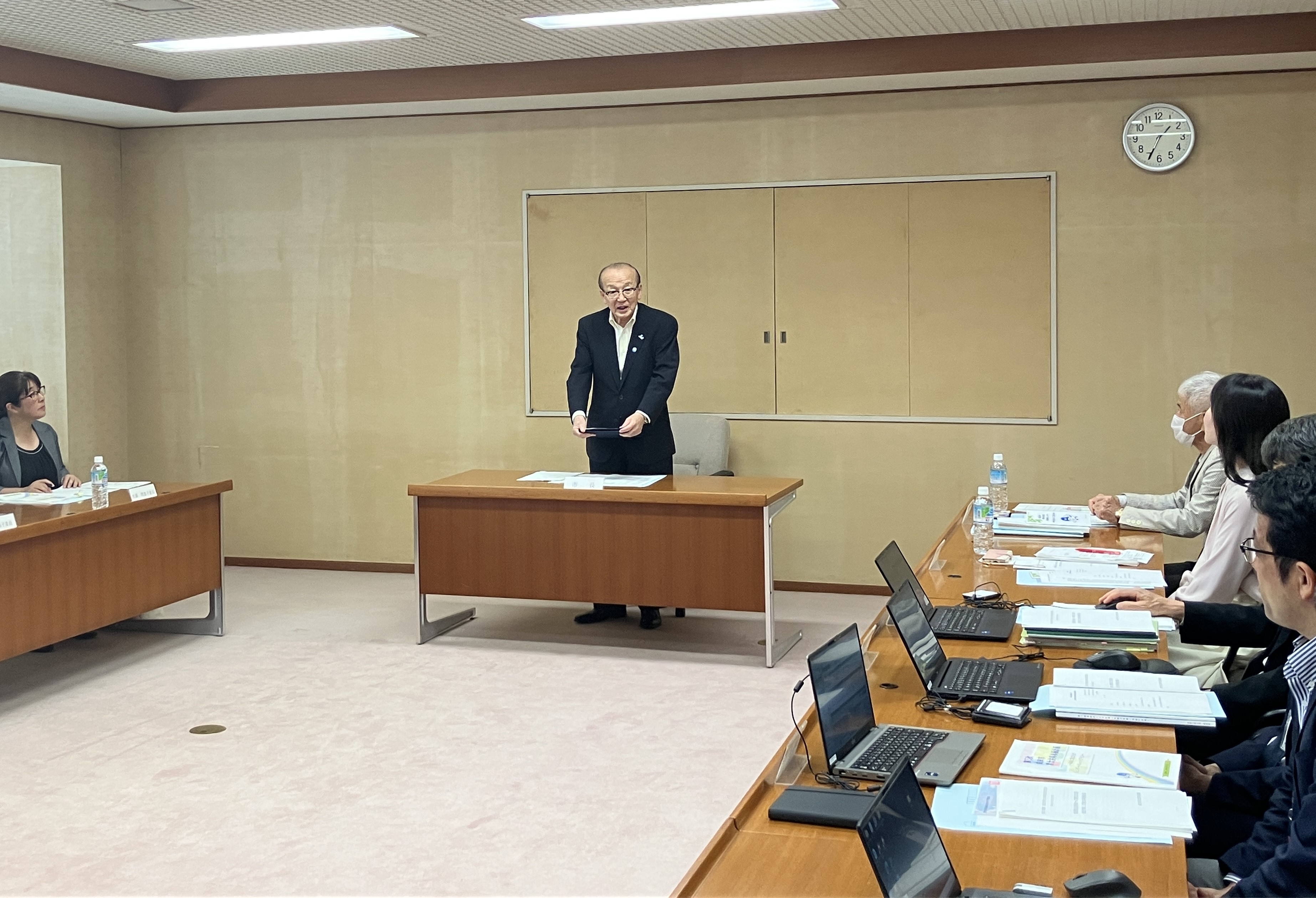 挨拶する市長