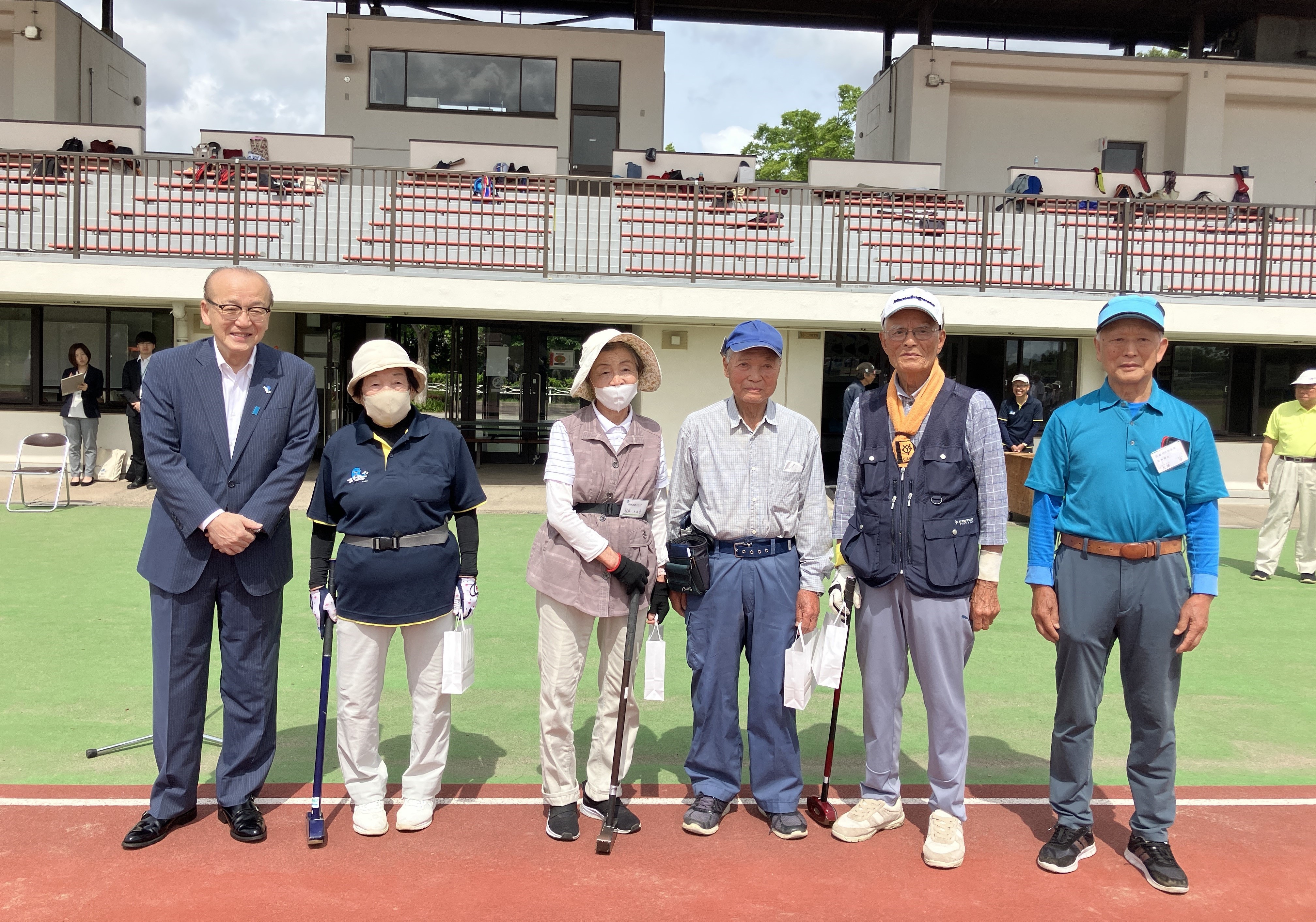 関係者と記念撮影する様子
