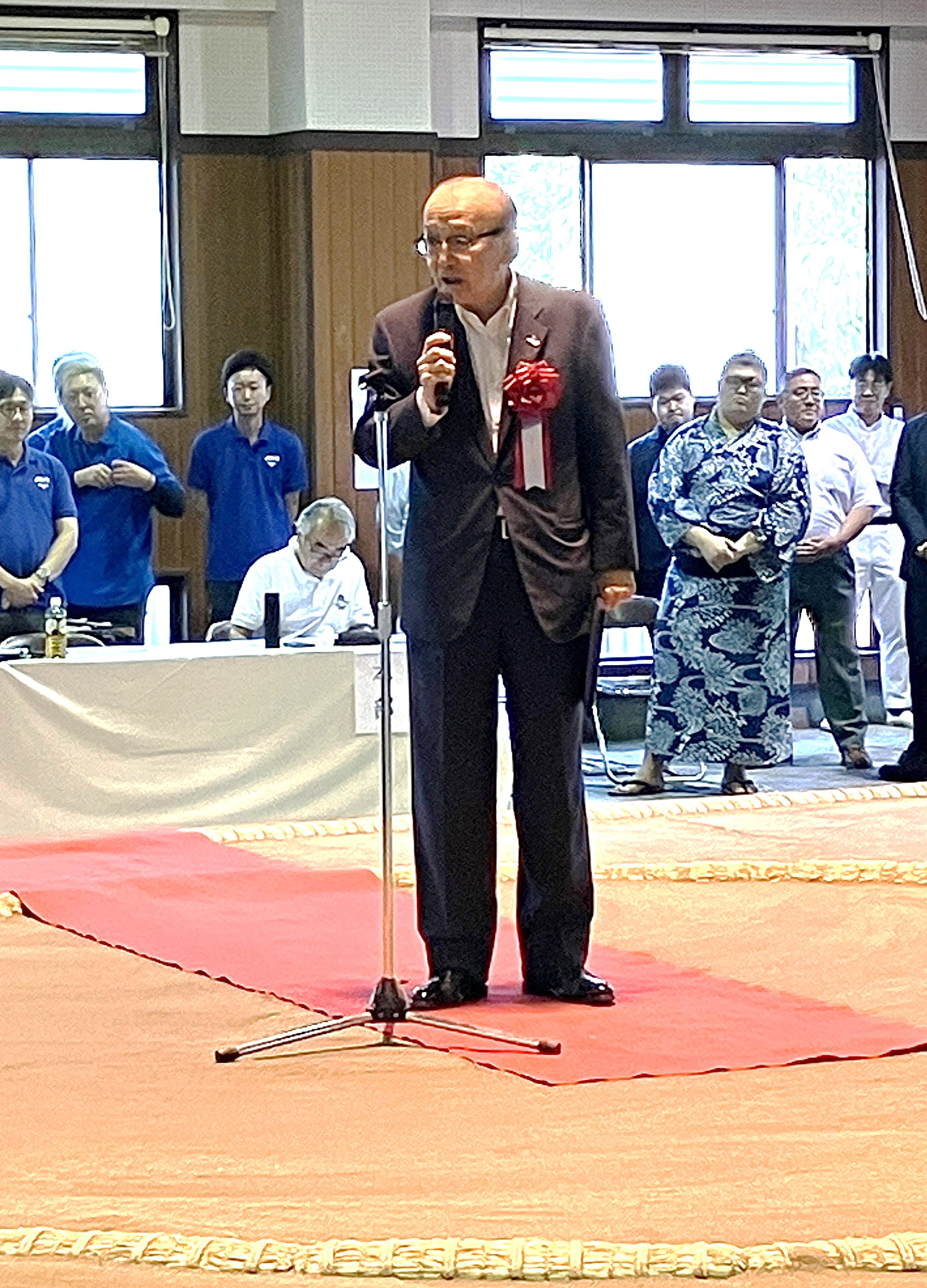 挨拶する市長