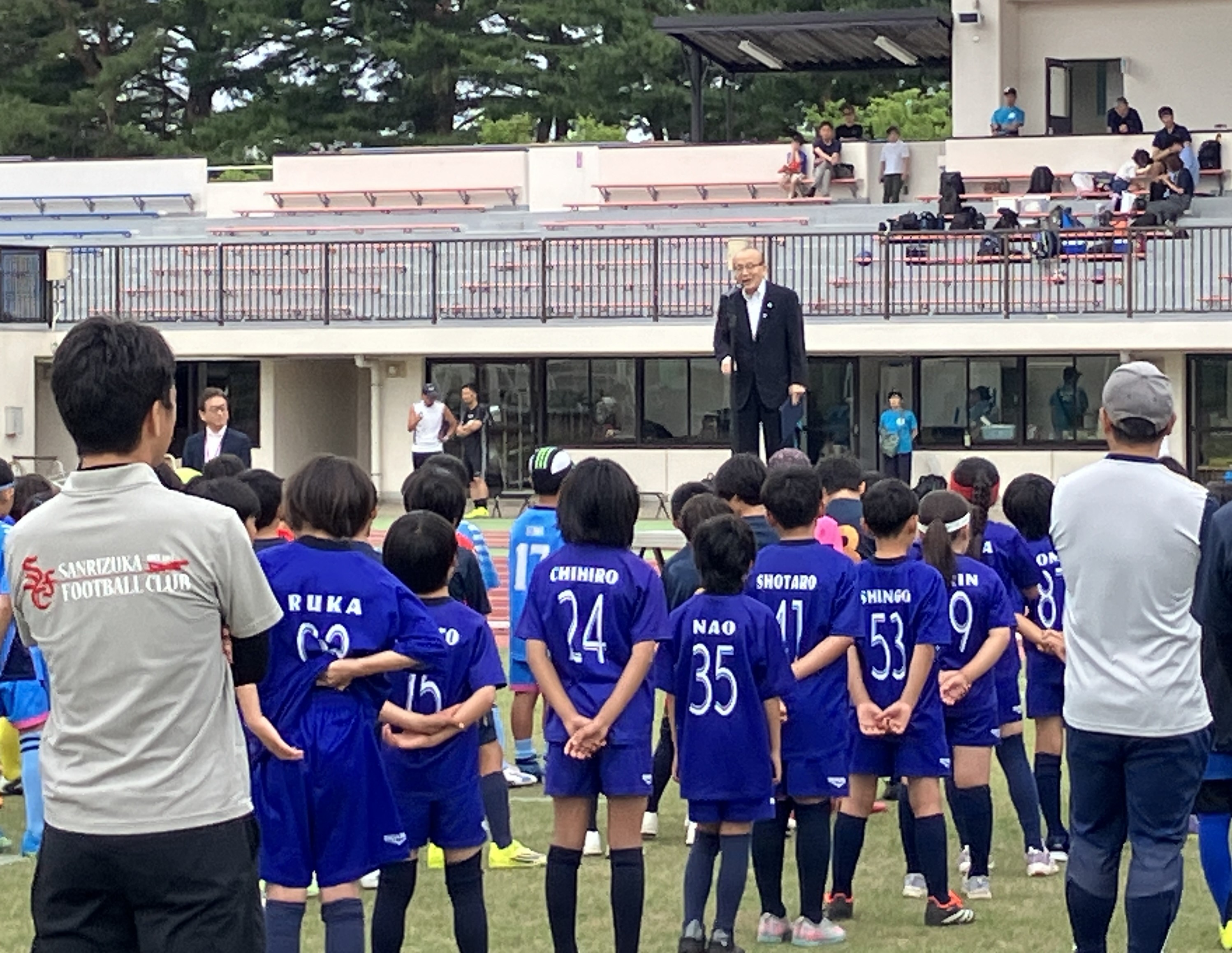 挨拶する市長