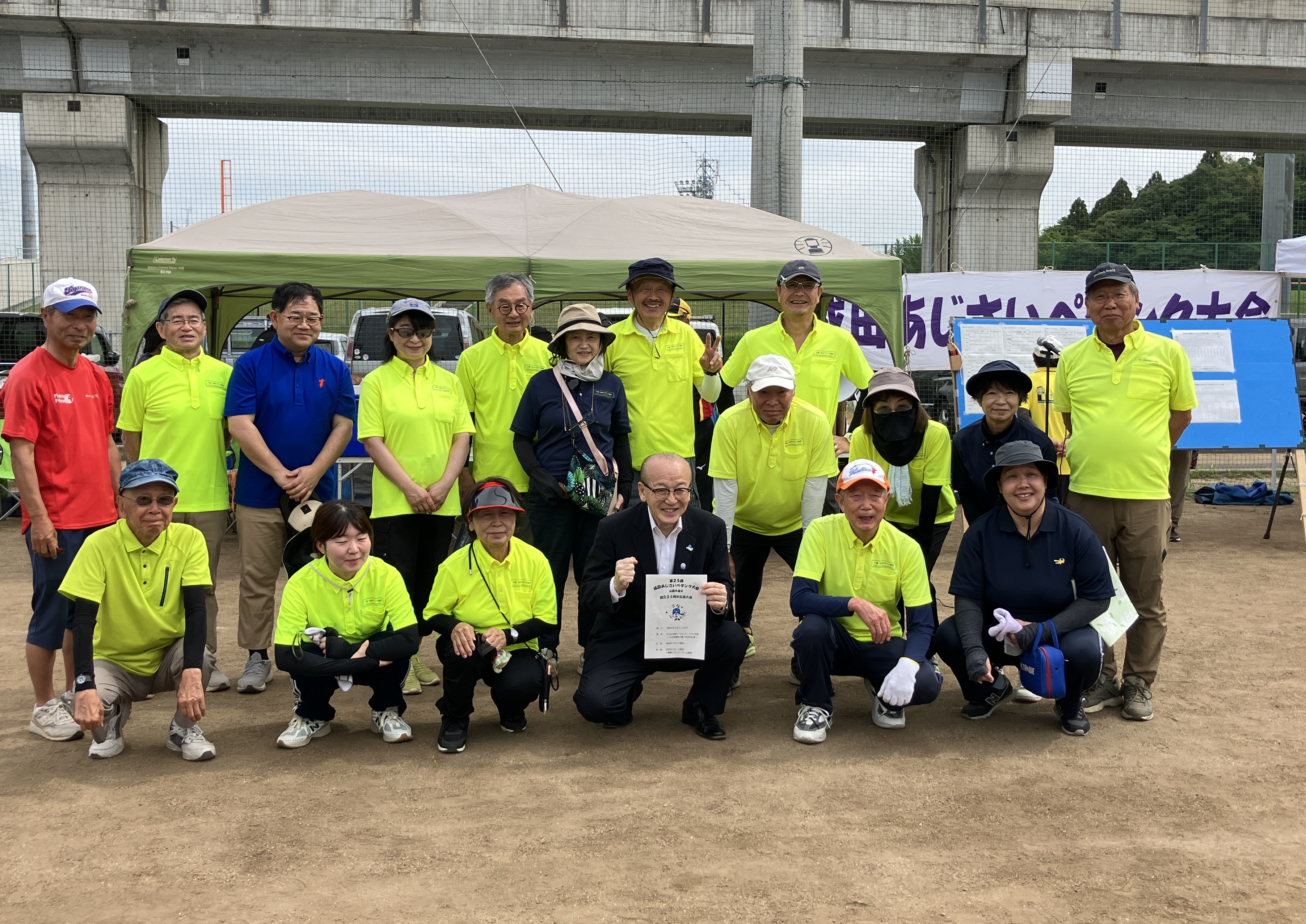 記念撮影する市長