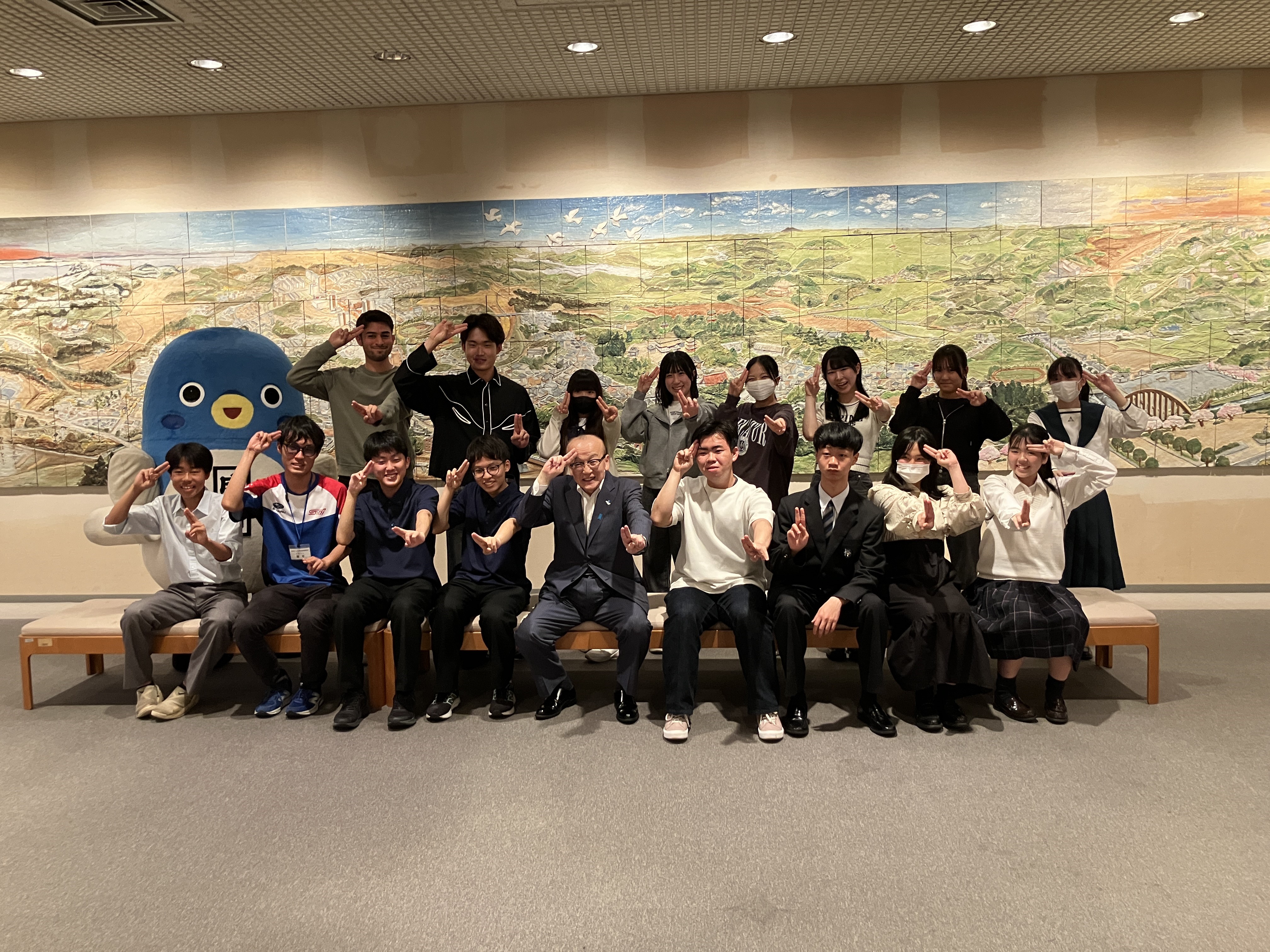 記念撮影する市長