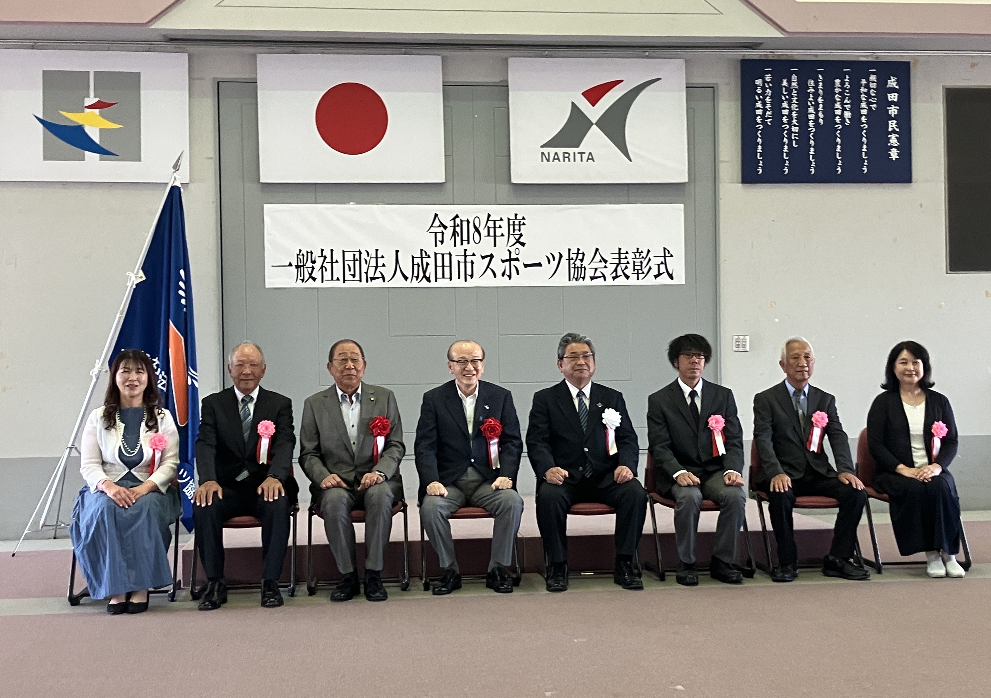 受賞者と記念撮影する市長の様子