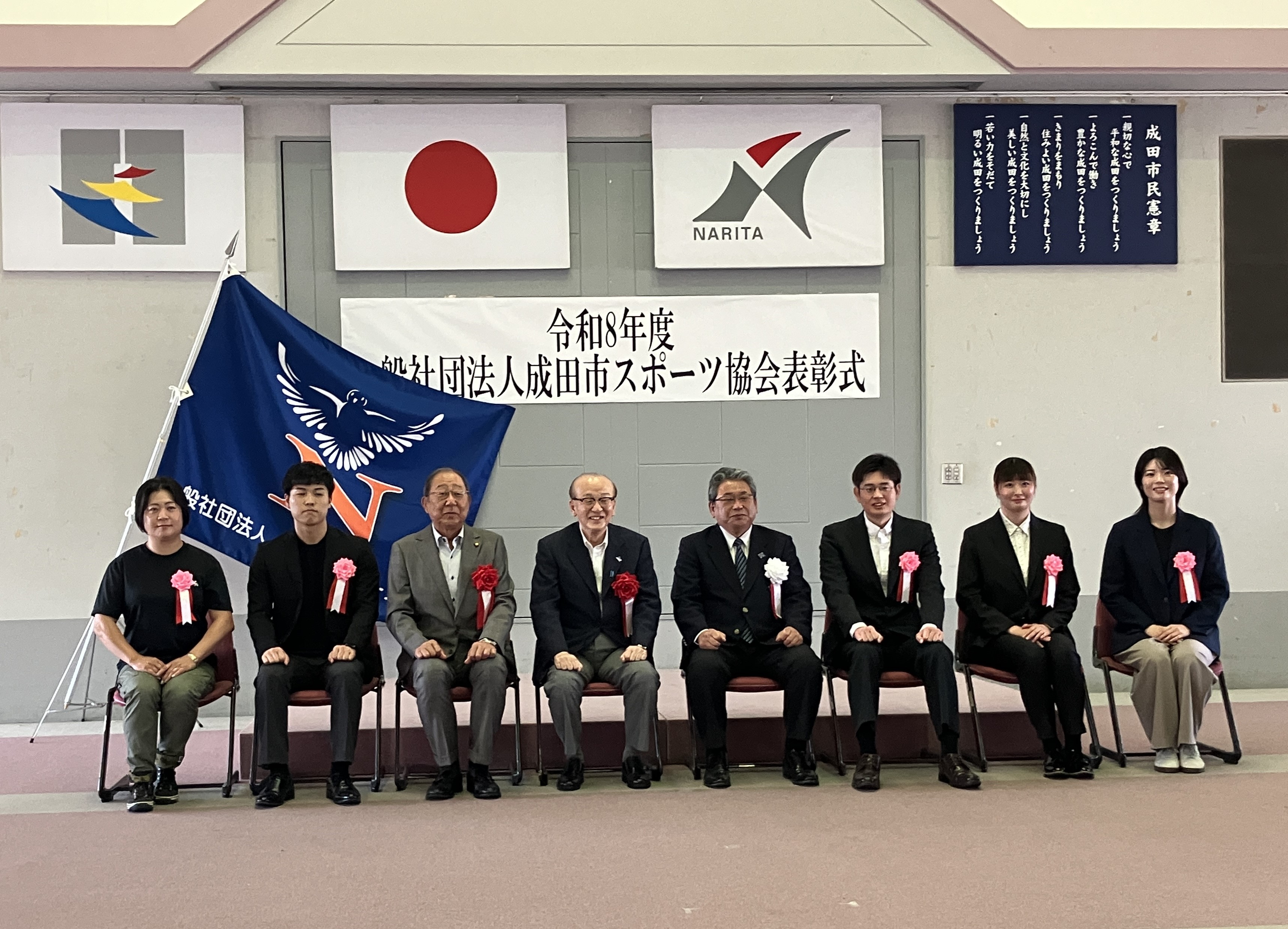 受賞者と記念撮影する市長の様子