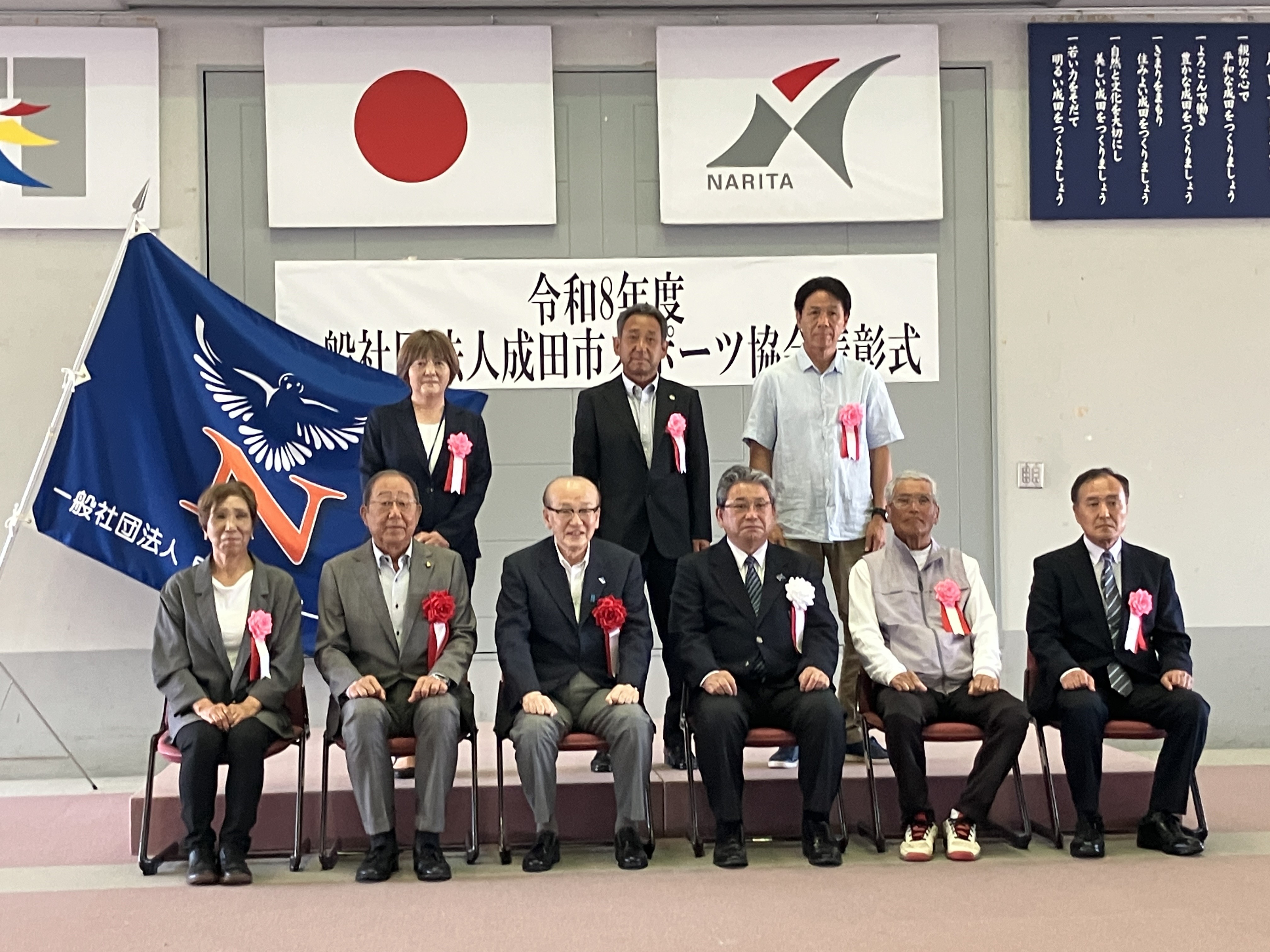受賞者と記念撮影する市長の様子