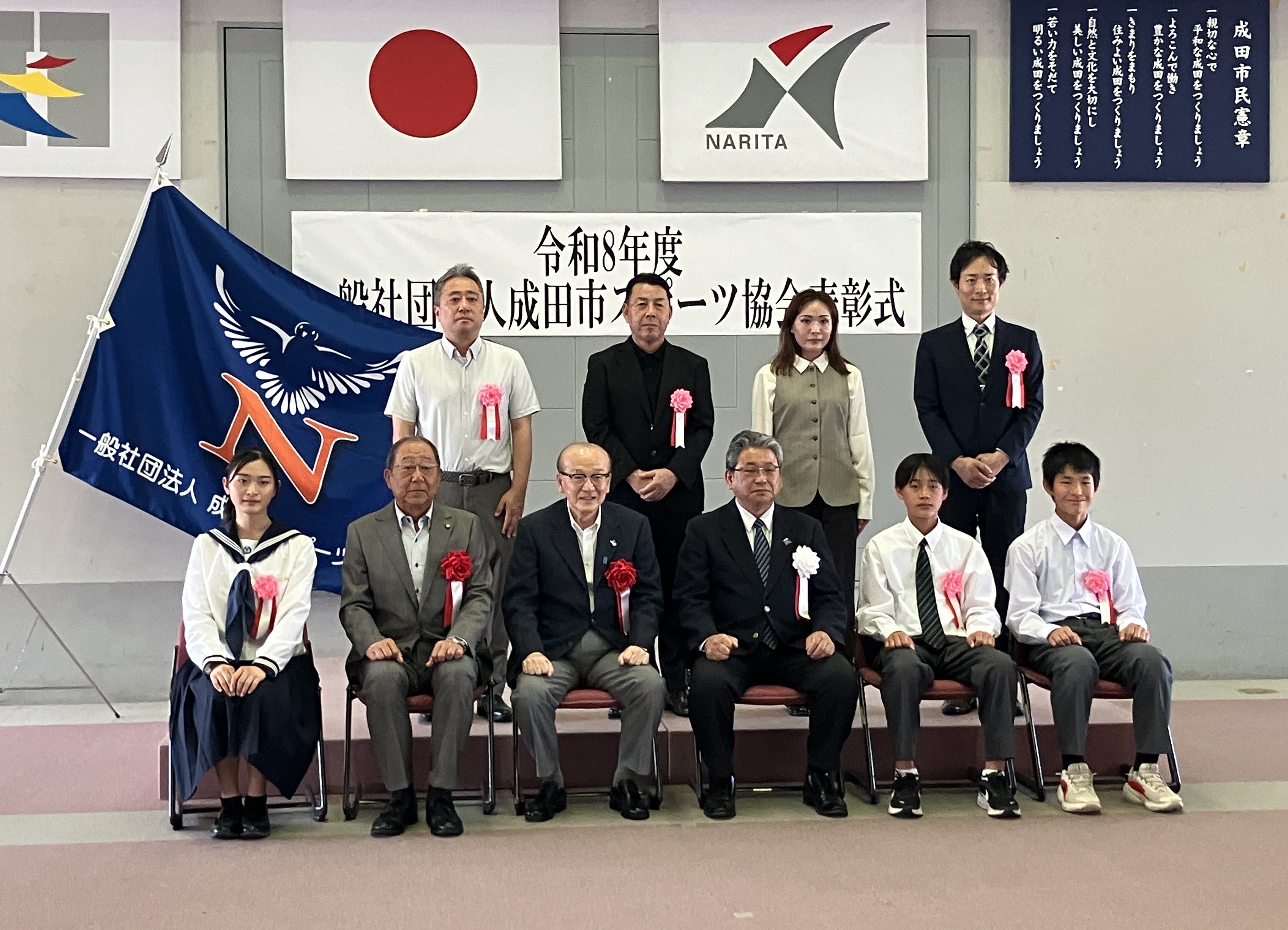 受賞者と記念撮影する市長の様子