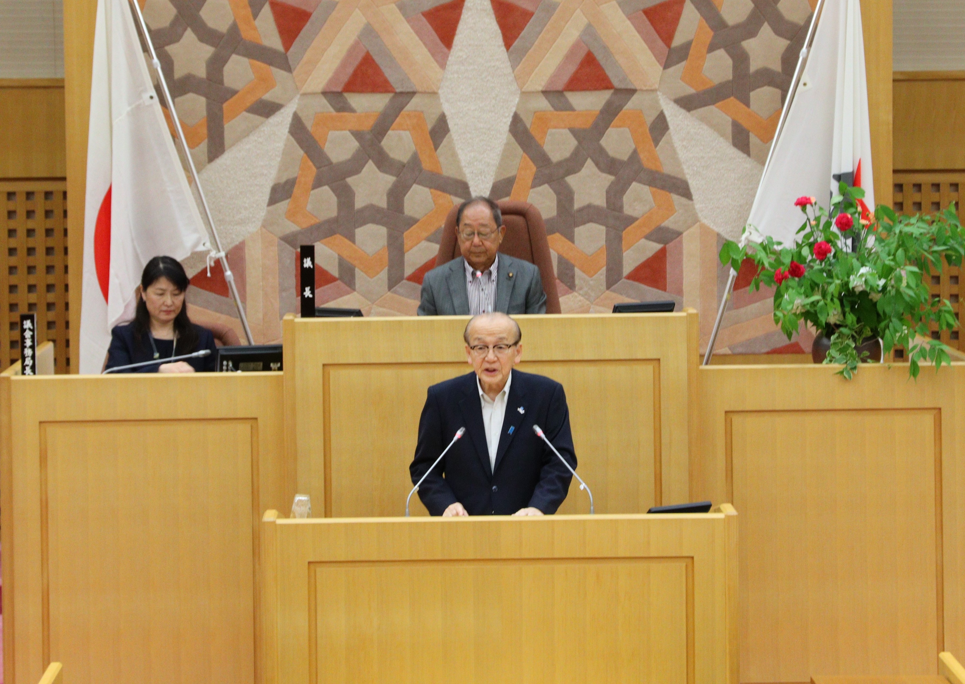 議場で挨拶する市長