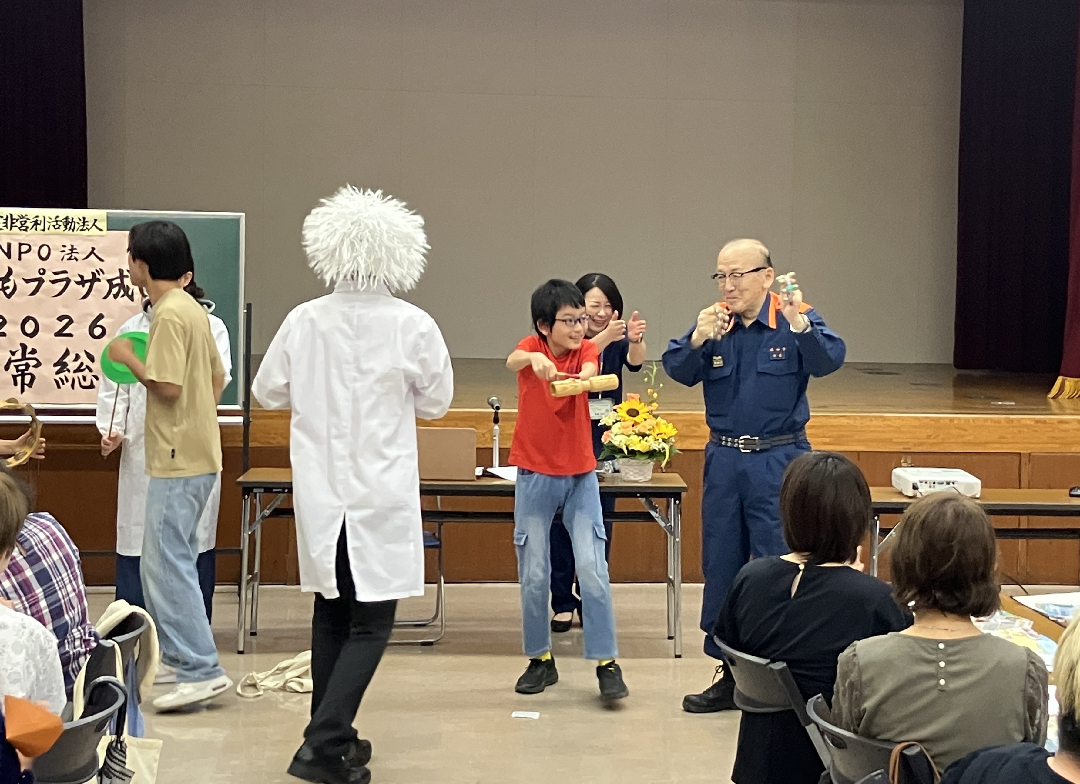 楽器演奏を行う市長の様子