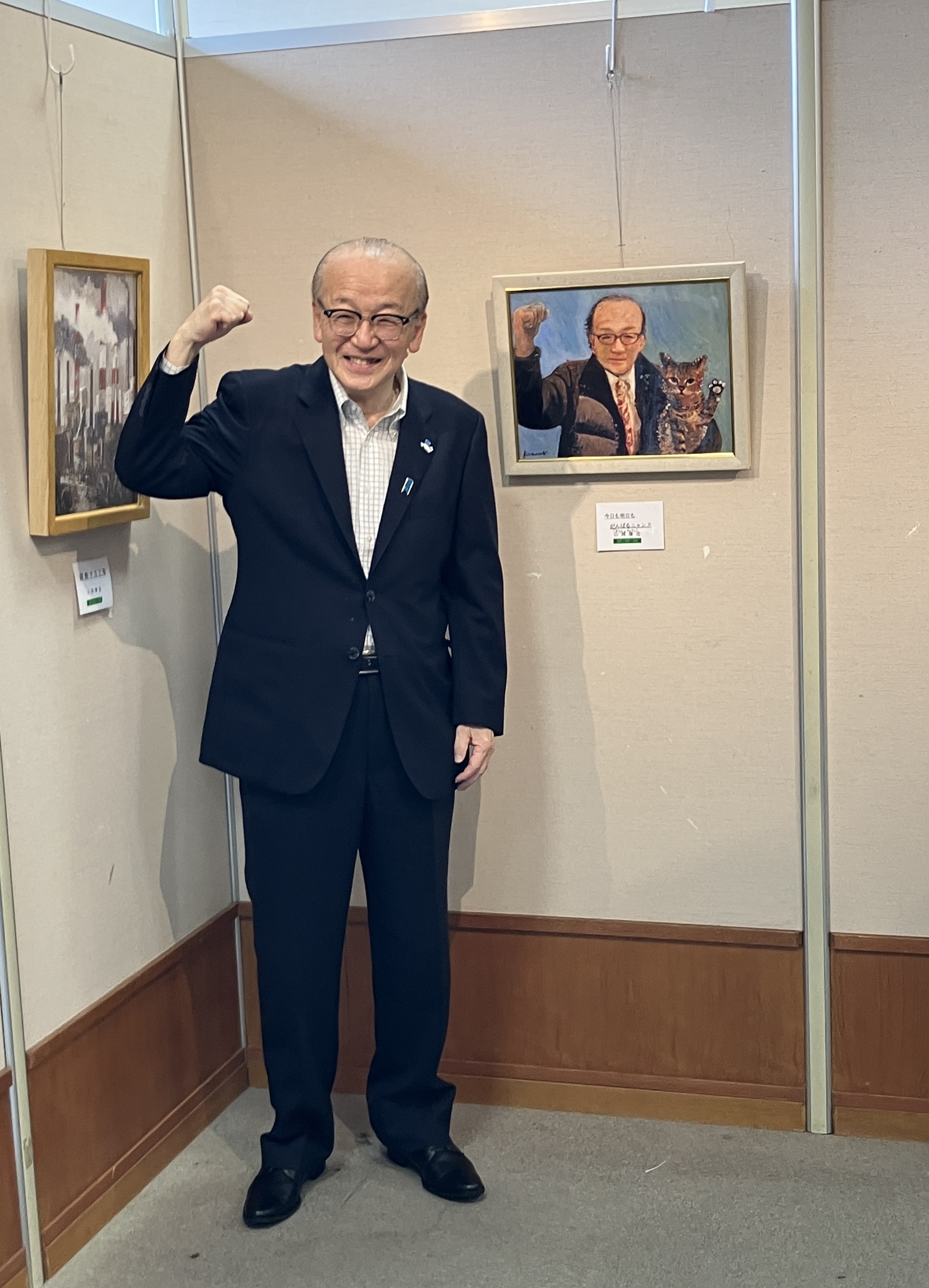 作品の前でポーズをとる市長