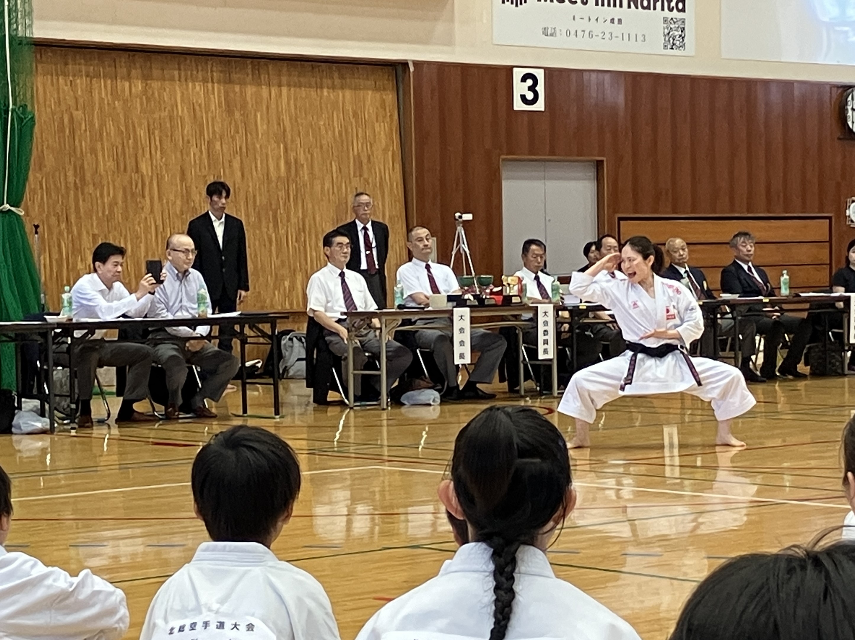 模範演舞を見学する様子