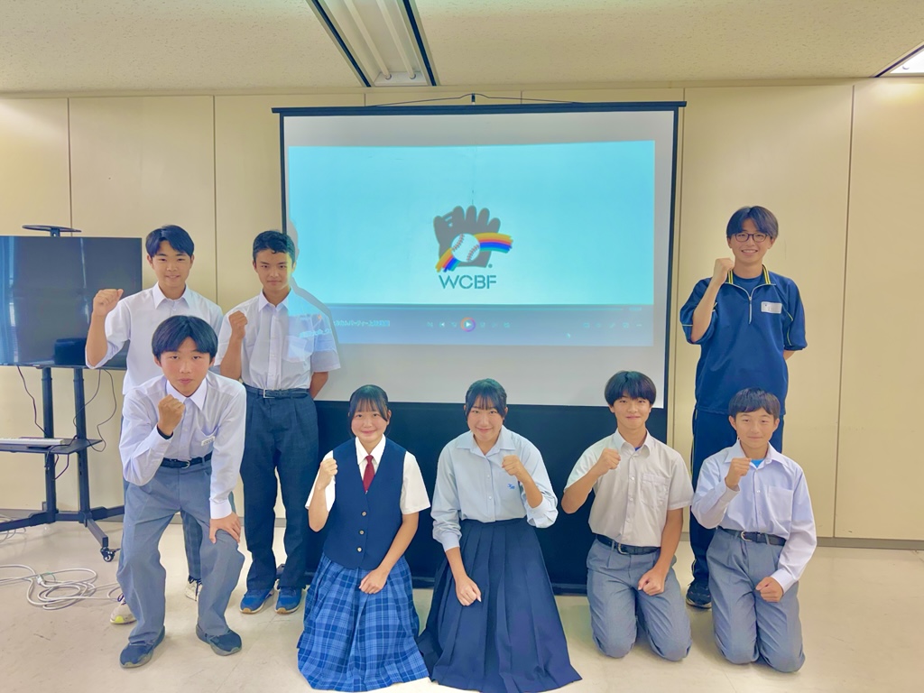 第32回世界少年野球大会成田大会の開催期間中に行うウェルカムパーティー、開会式、閉会式で司会進行を務める市内中学校・義務教育学校の生徒たちの集合写真