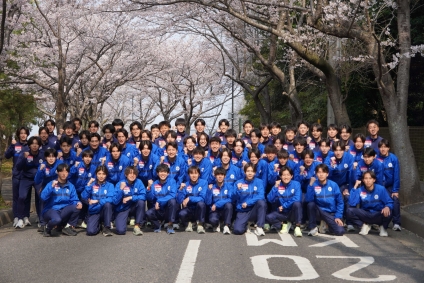 10キロメートルの部に参加する順天堂大学男子駅伝チームが所属する陸上競技部の集合写真。