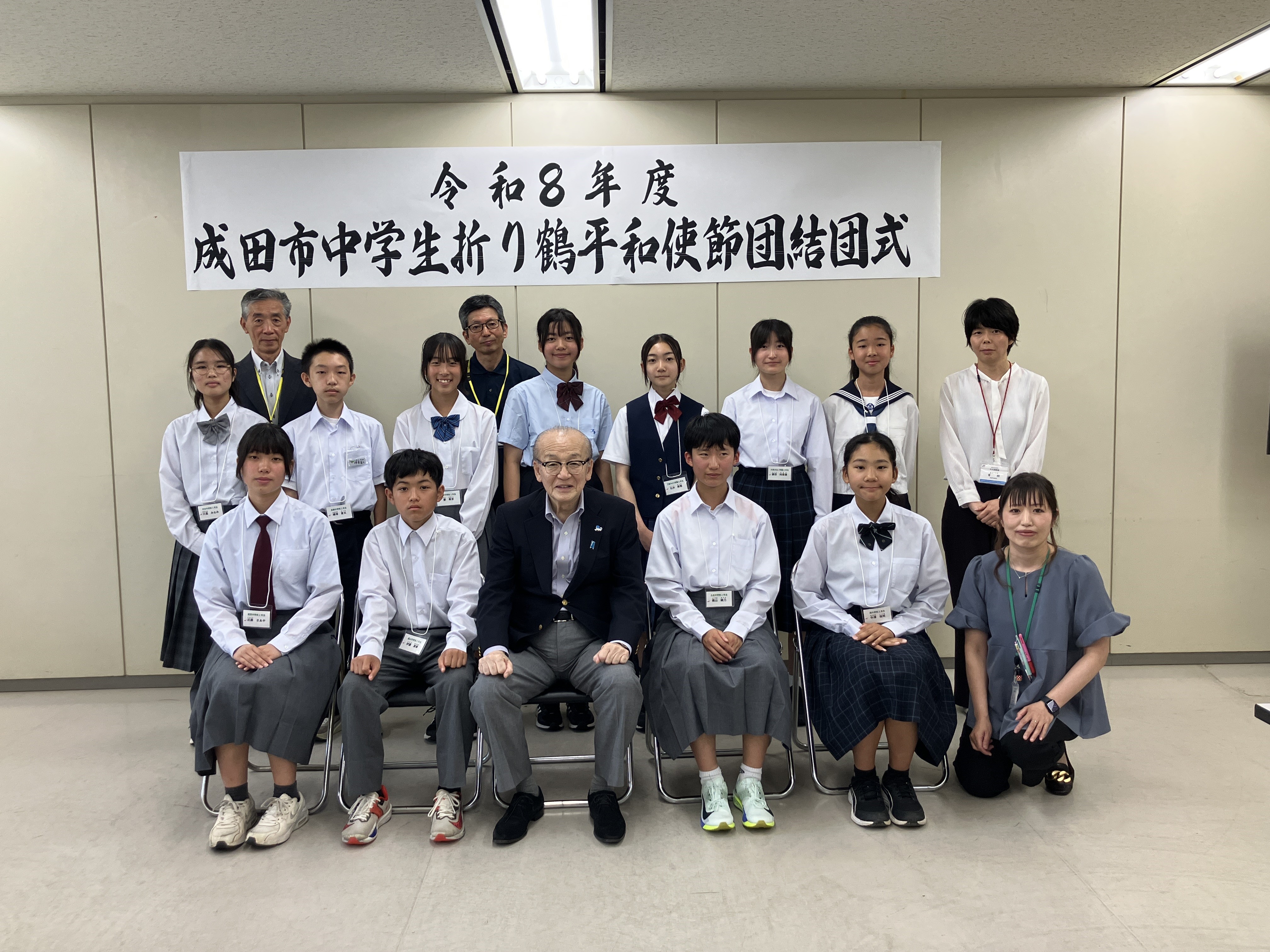 記念撮影する市長