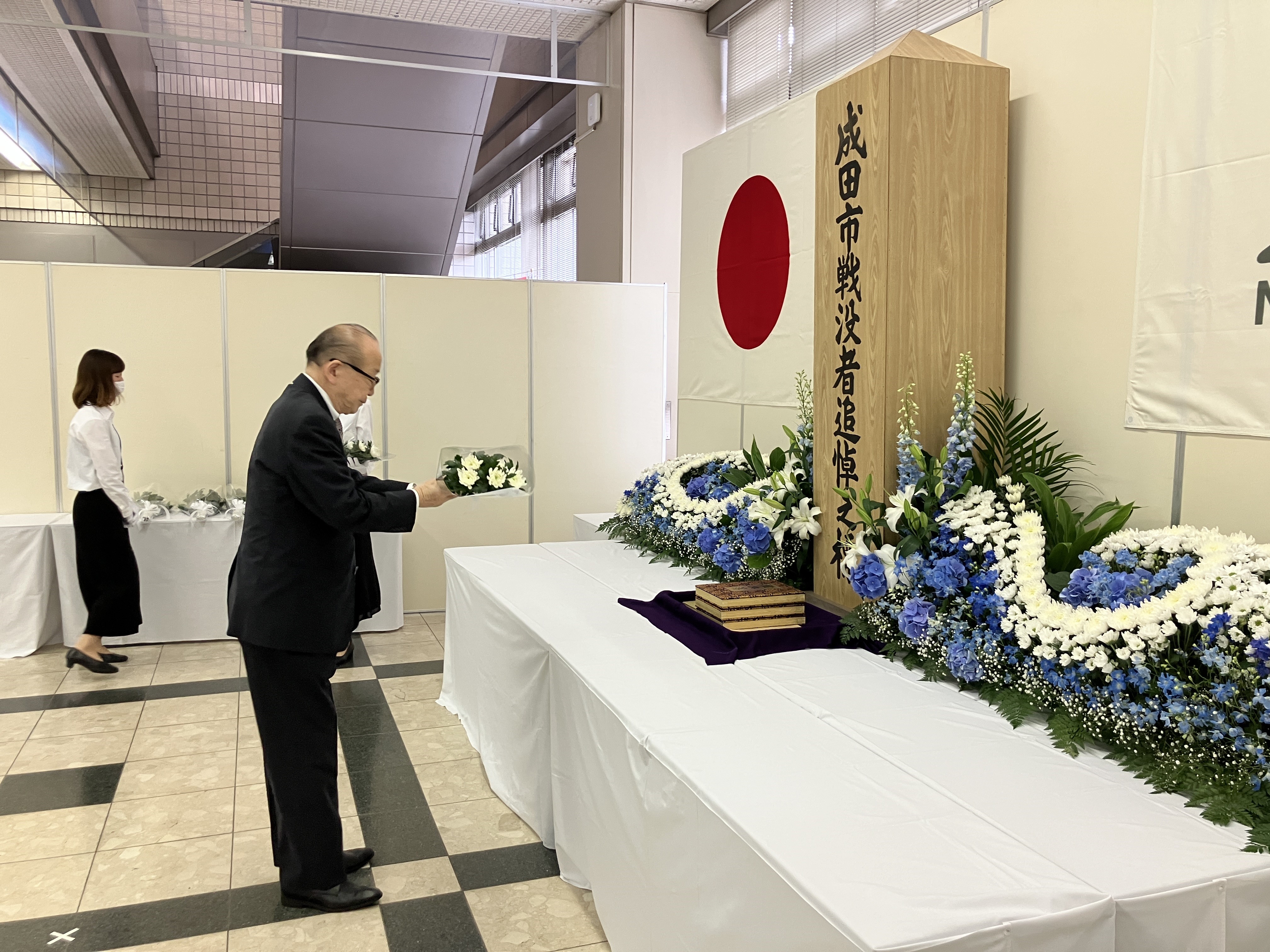 献花する市長の様子