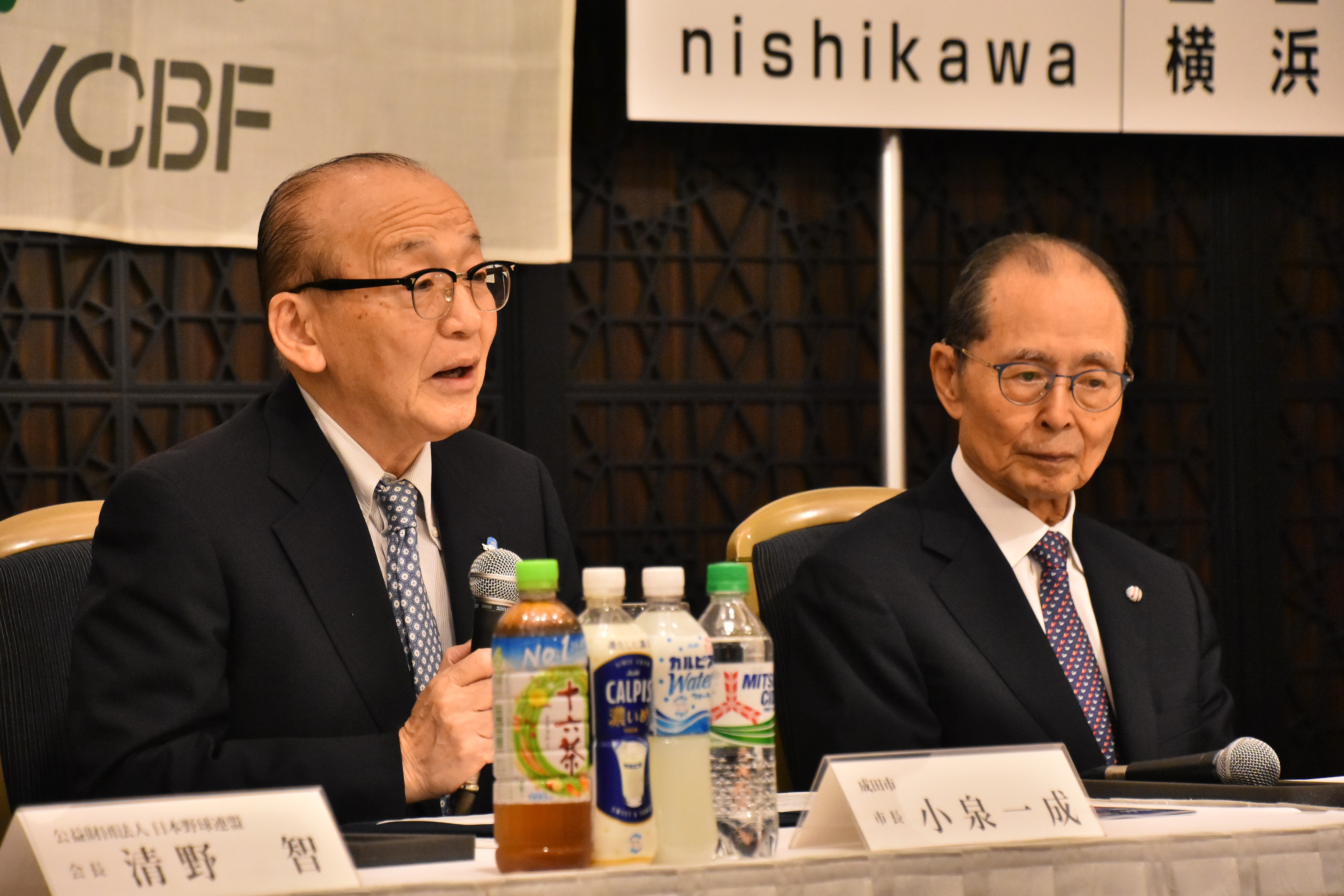 市長が会見する様子