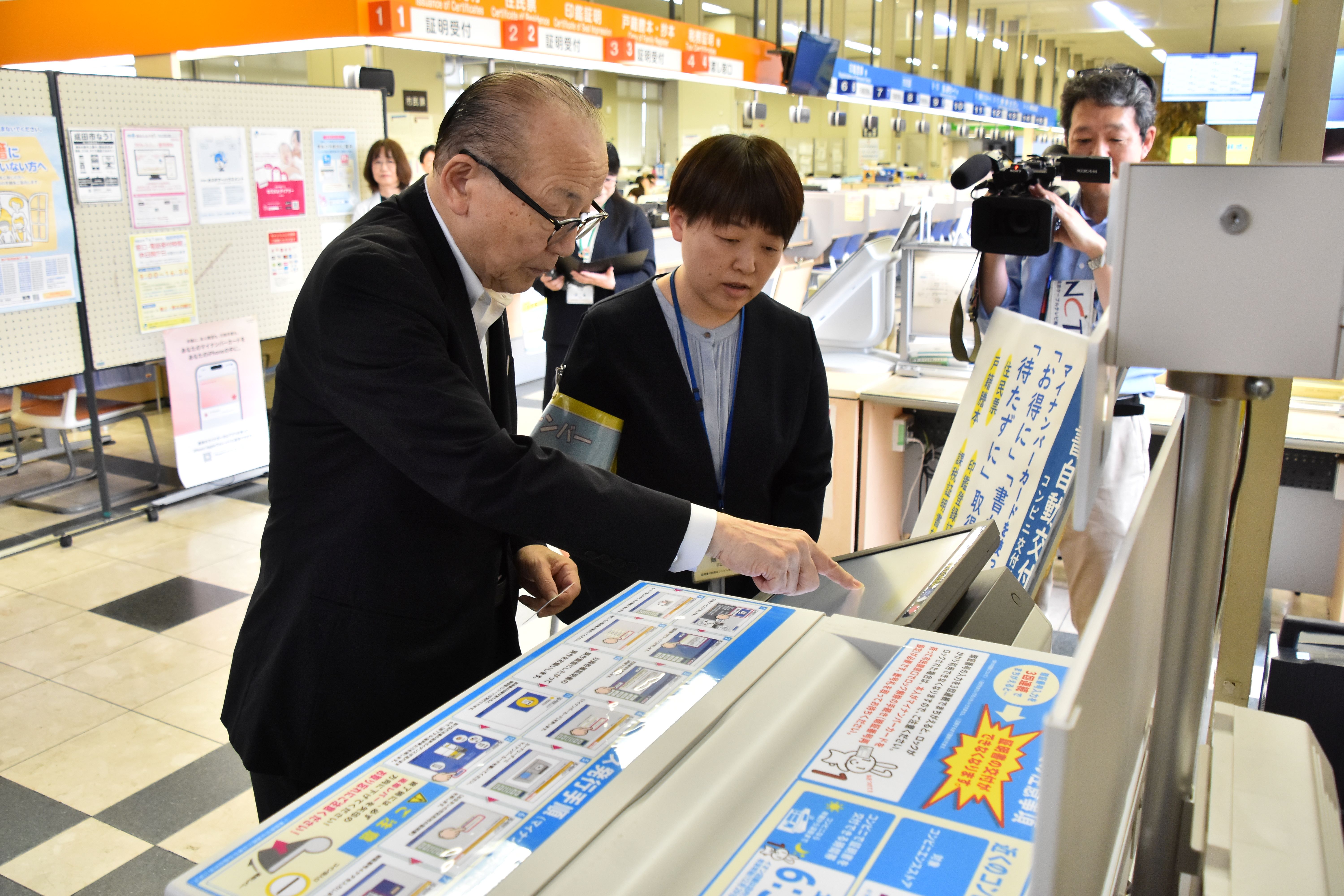 デモンストレーションを行う市長