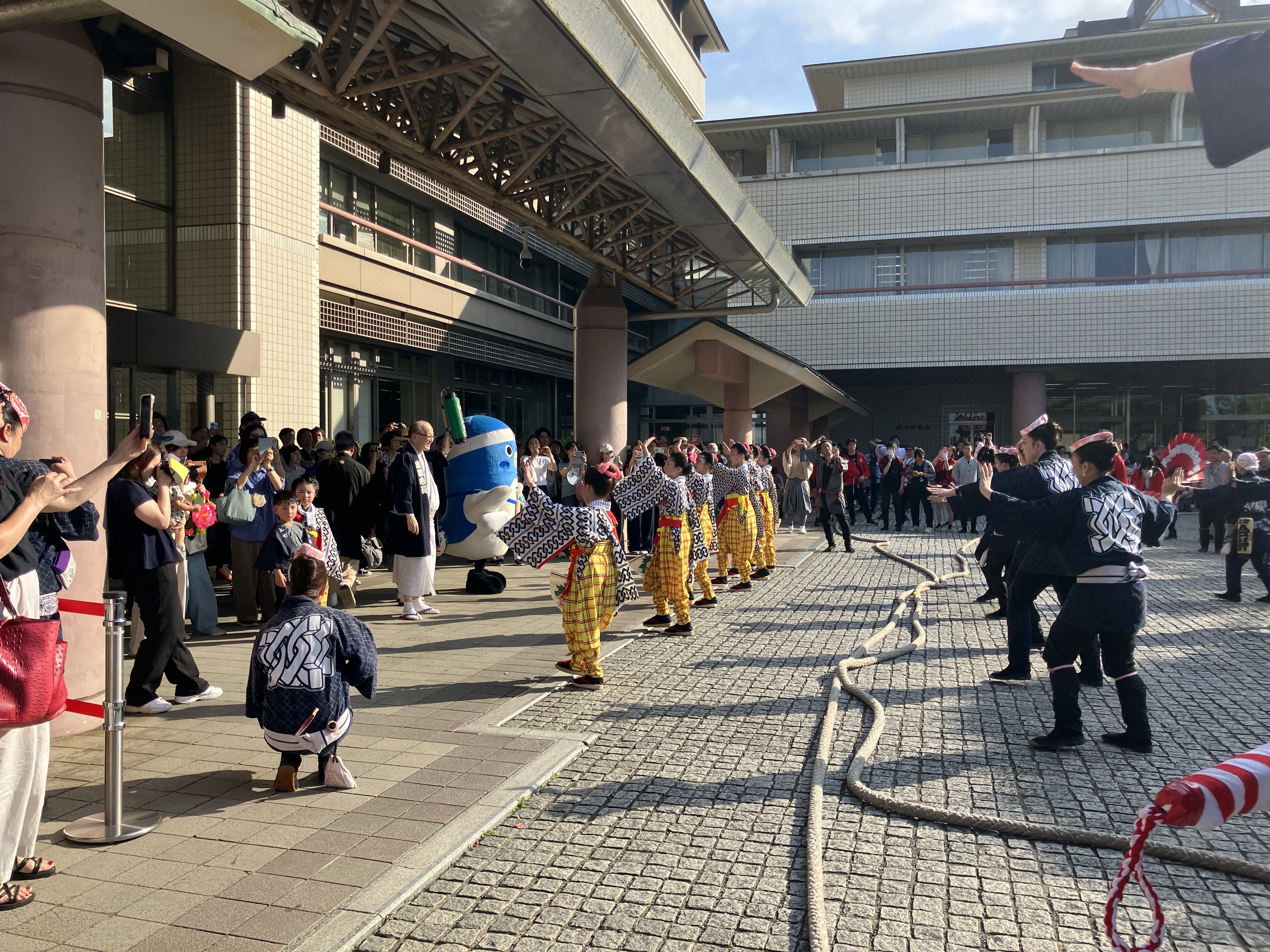 各地区の市役所への訪問に笑顔を見せる市長