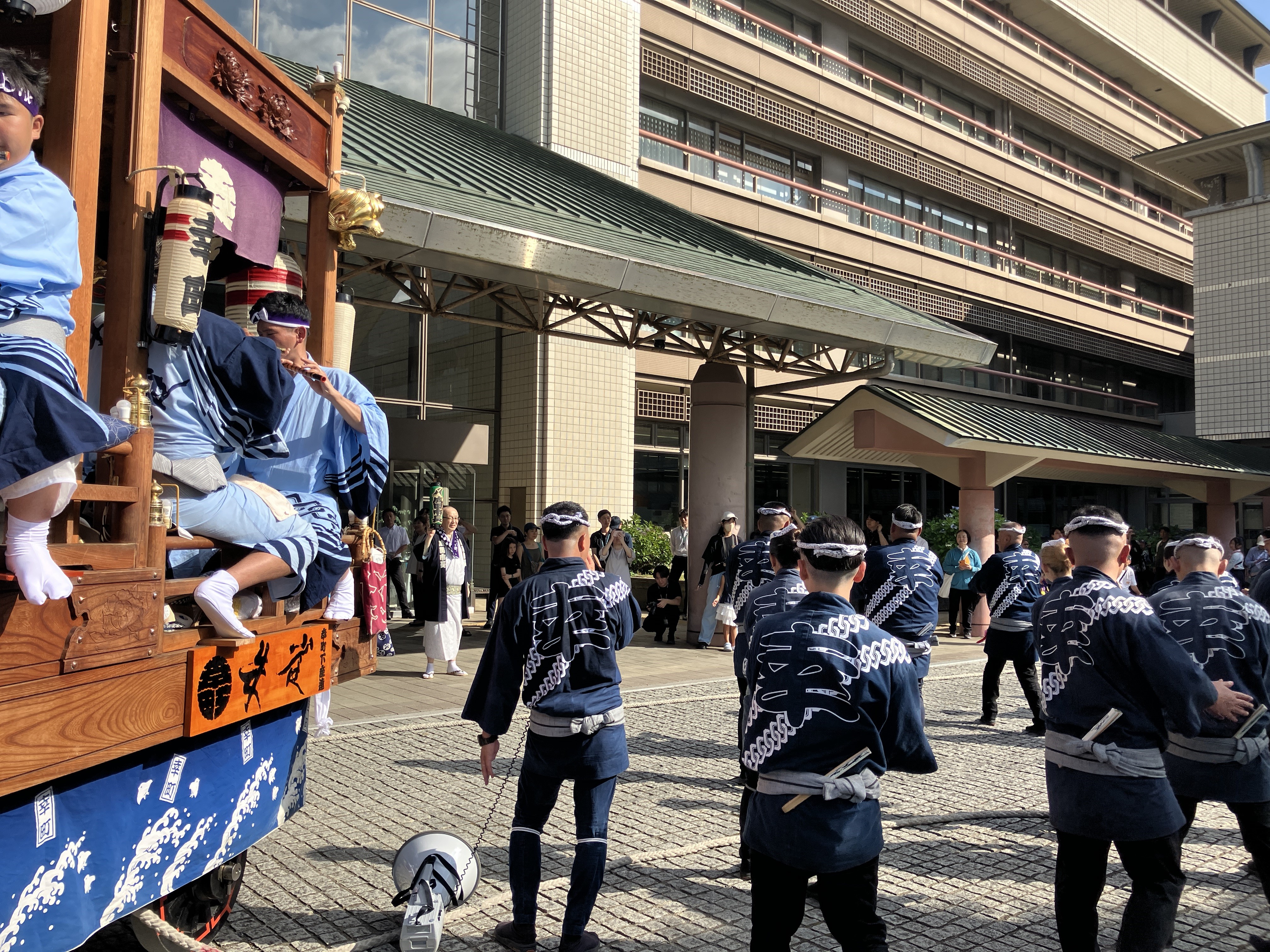 提灯を片手に笑顔の市長