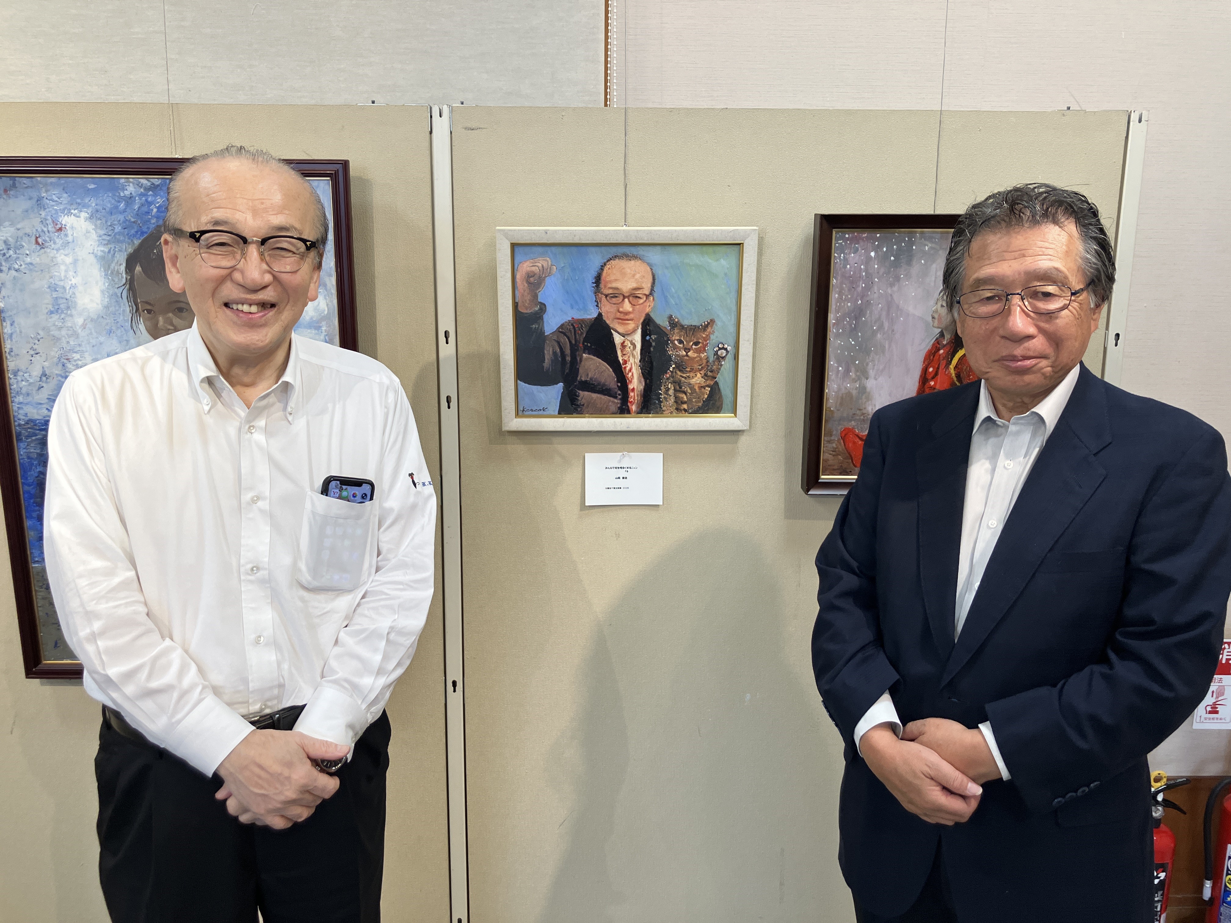 記念撮影する様子
