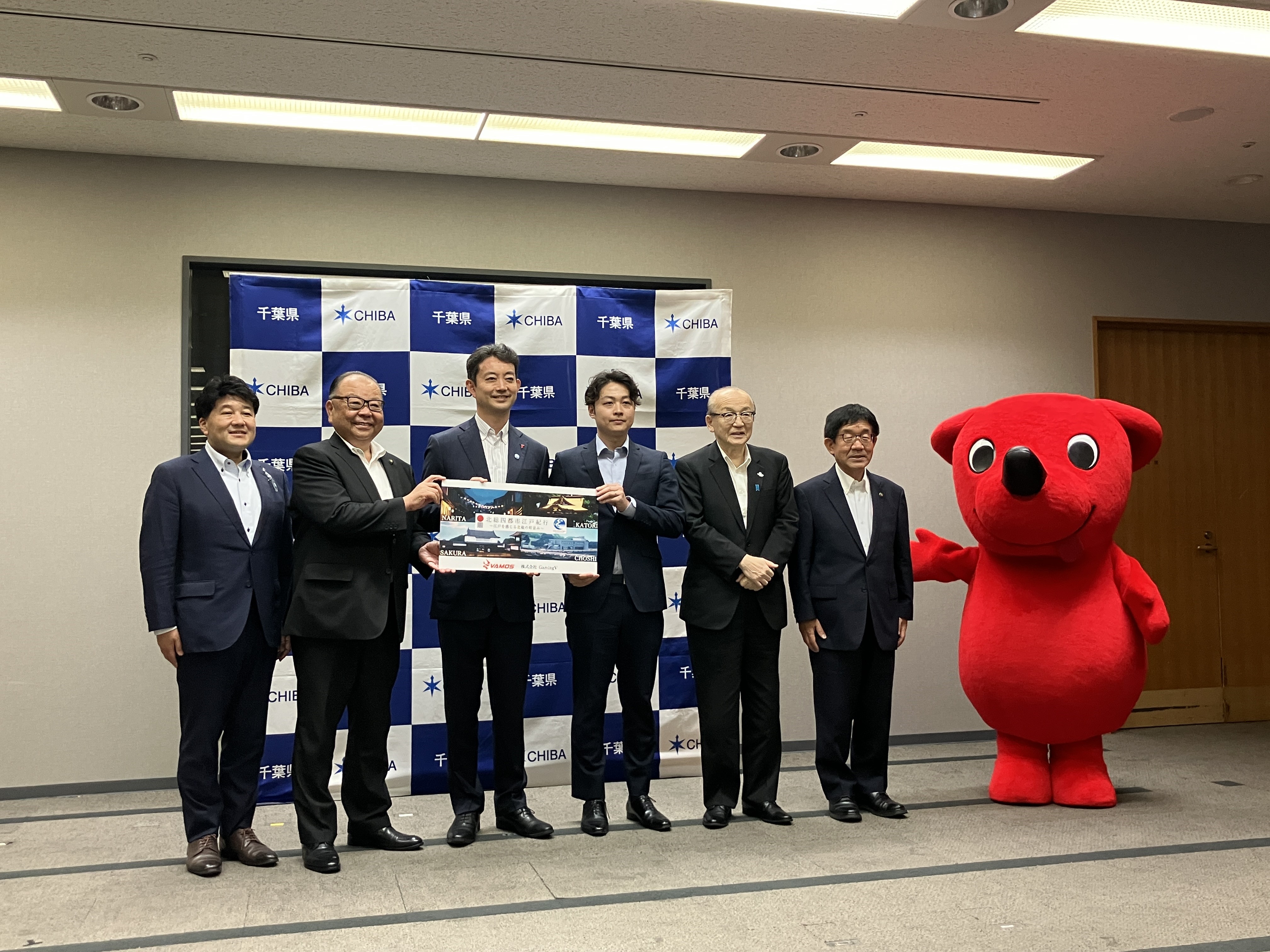 記念撮影する様子
