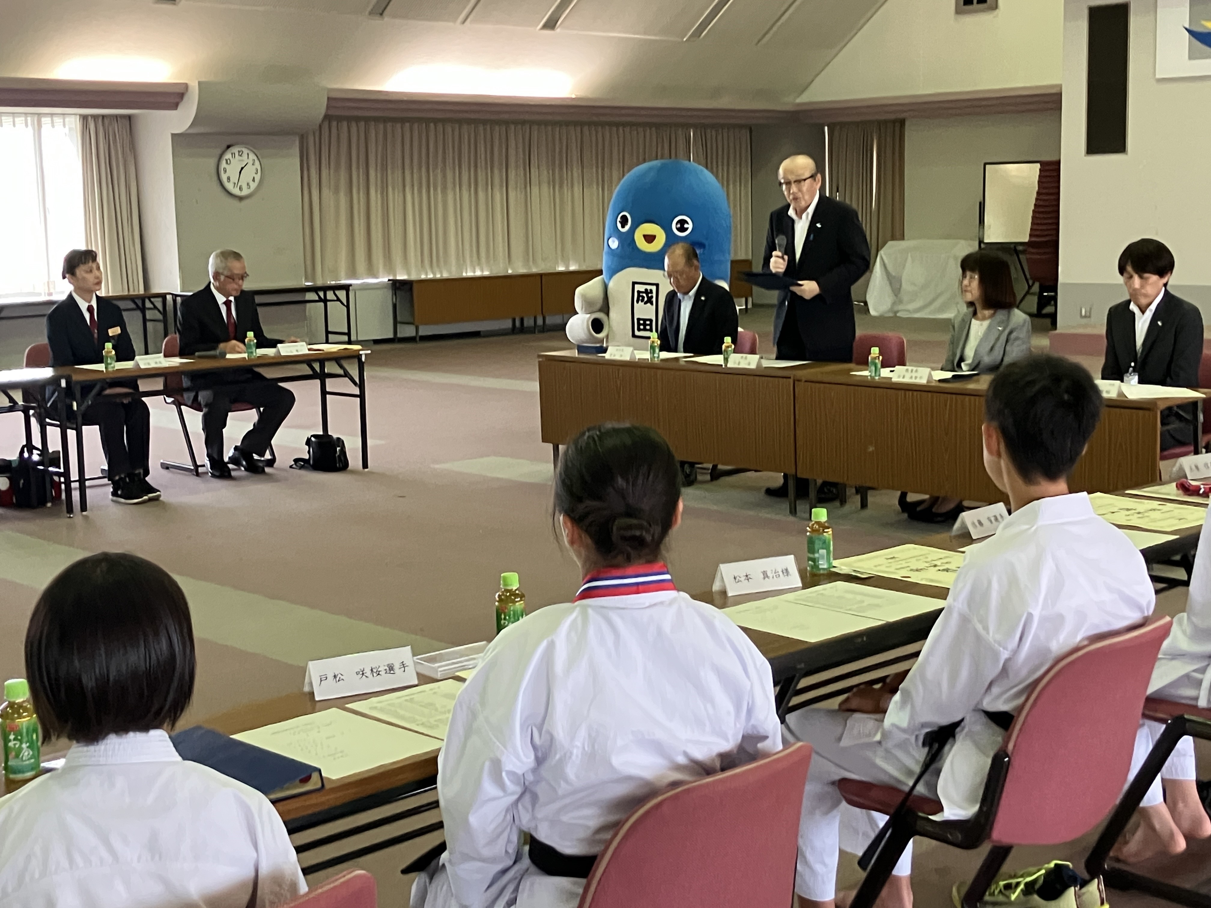 挨拶する様子