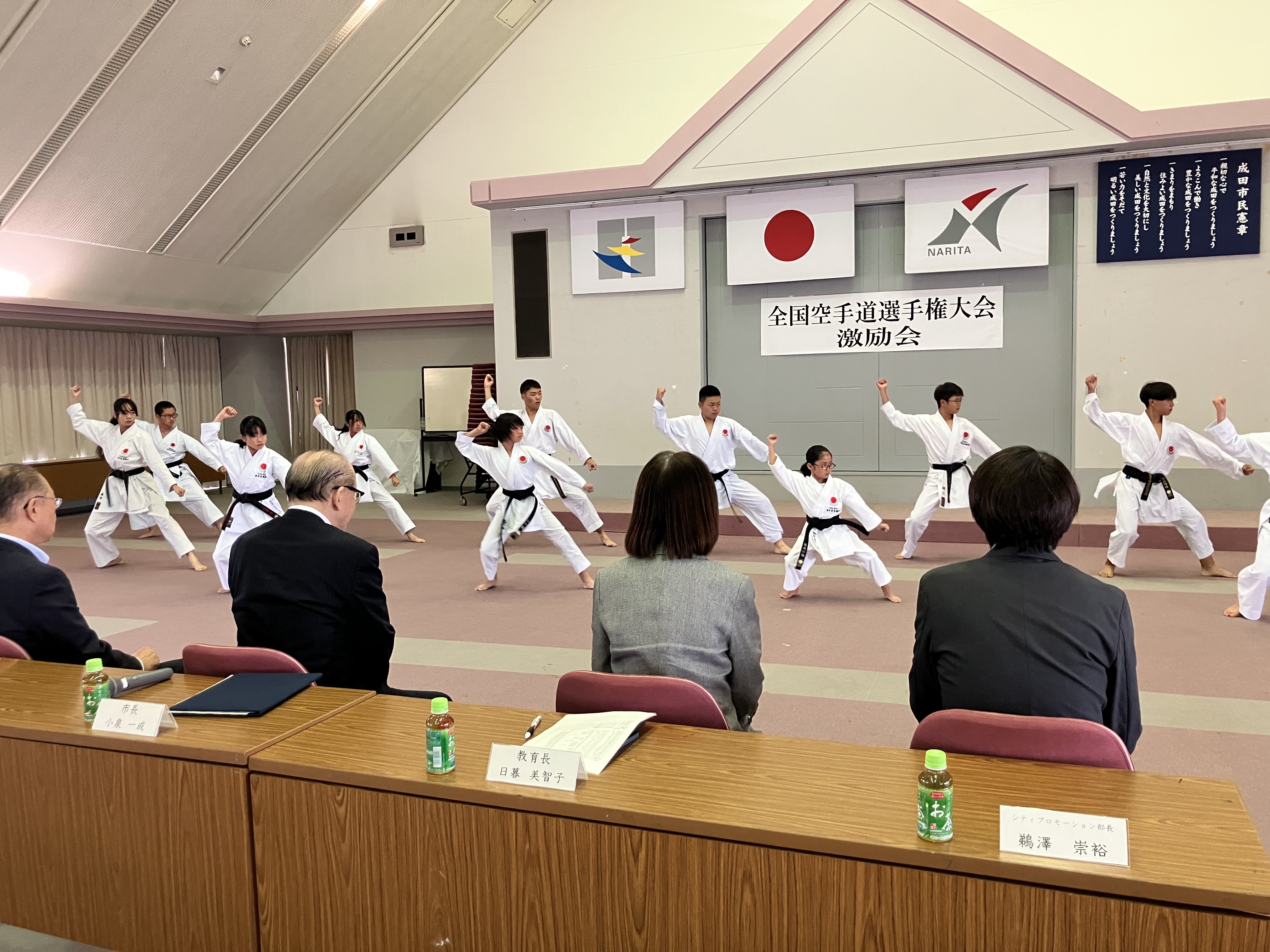 演武を見学する市長