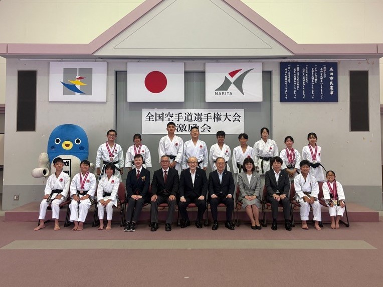 記念撮影する様子